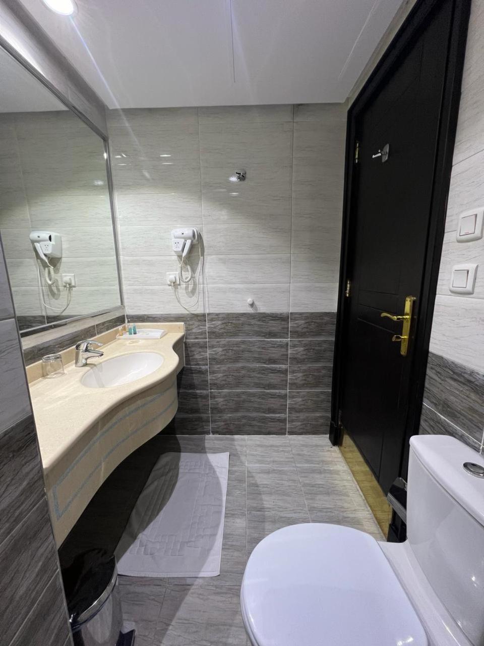 Standard Twin Room - Photo 4