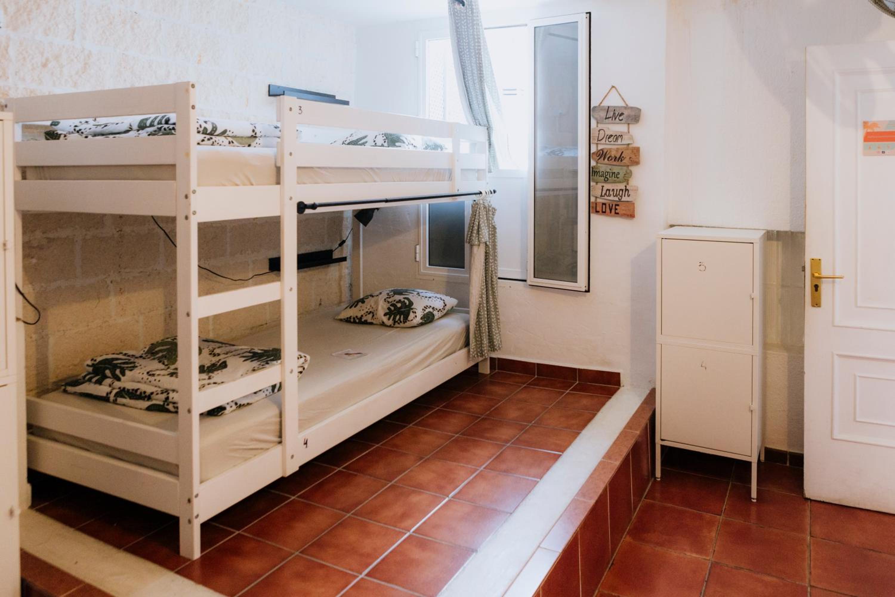 Cama en habitación compartida de 4 camas para mujeres.