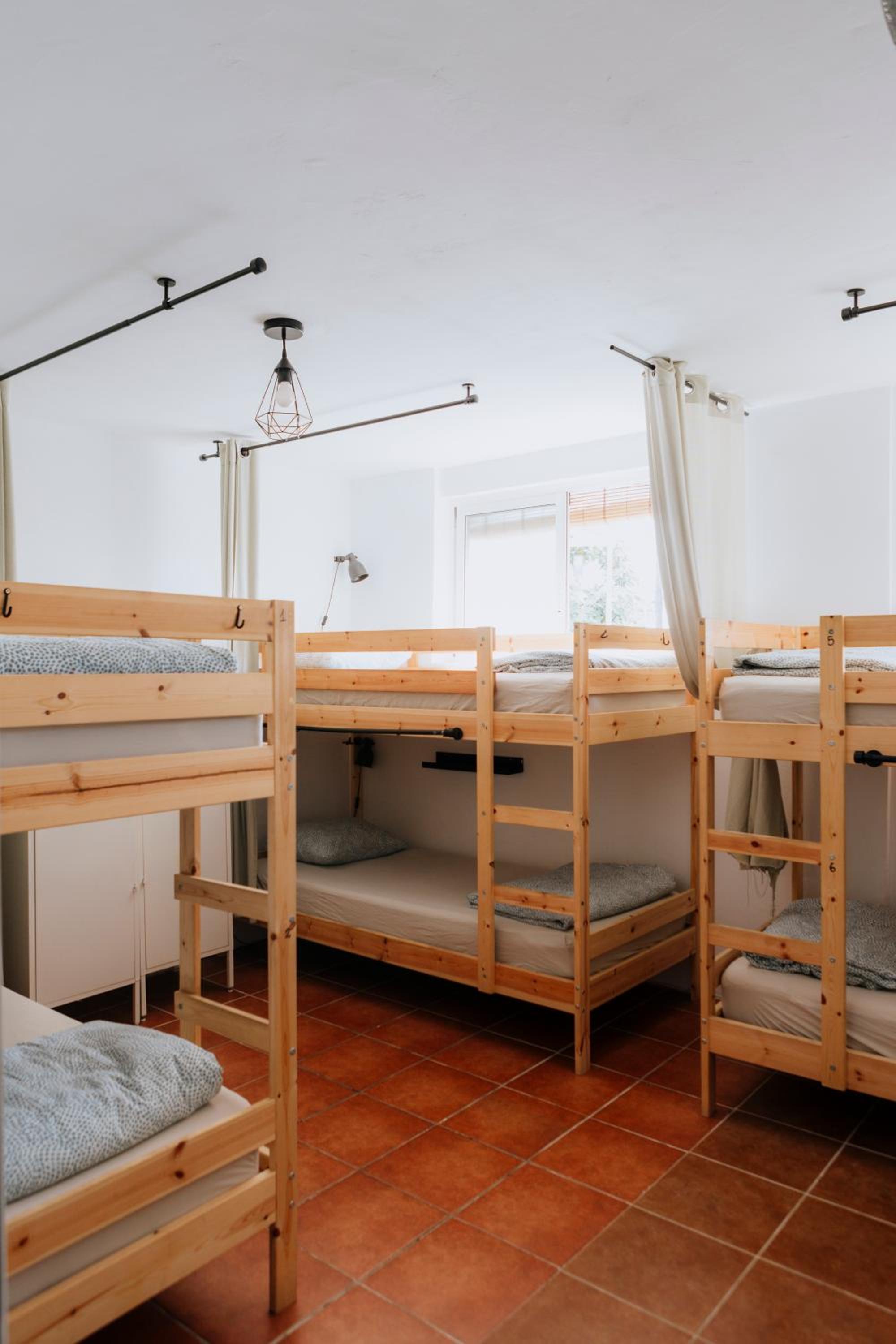 Cama en habitación compartida de 6 camas