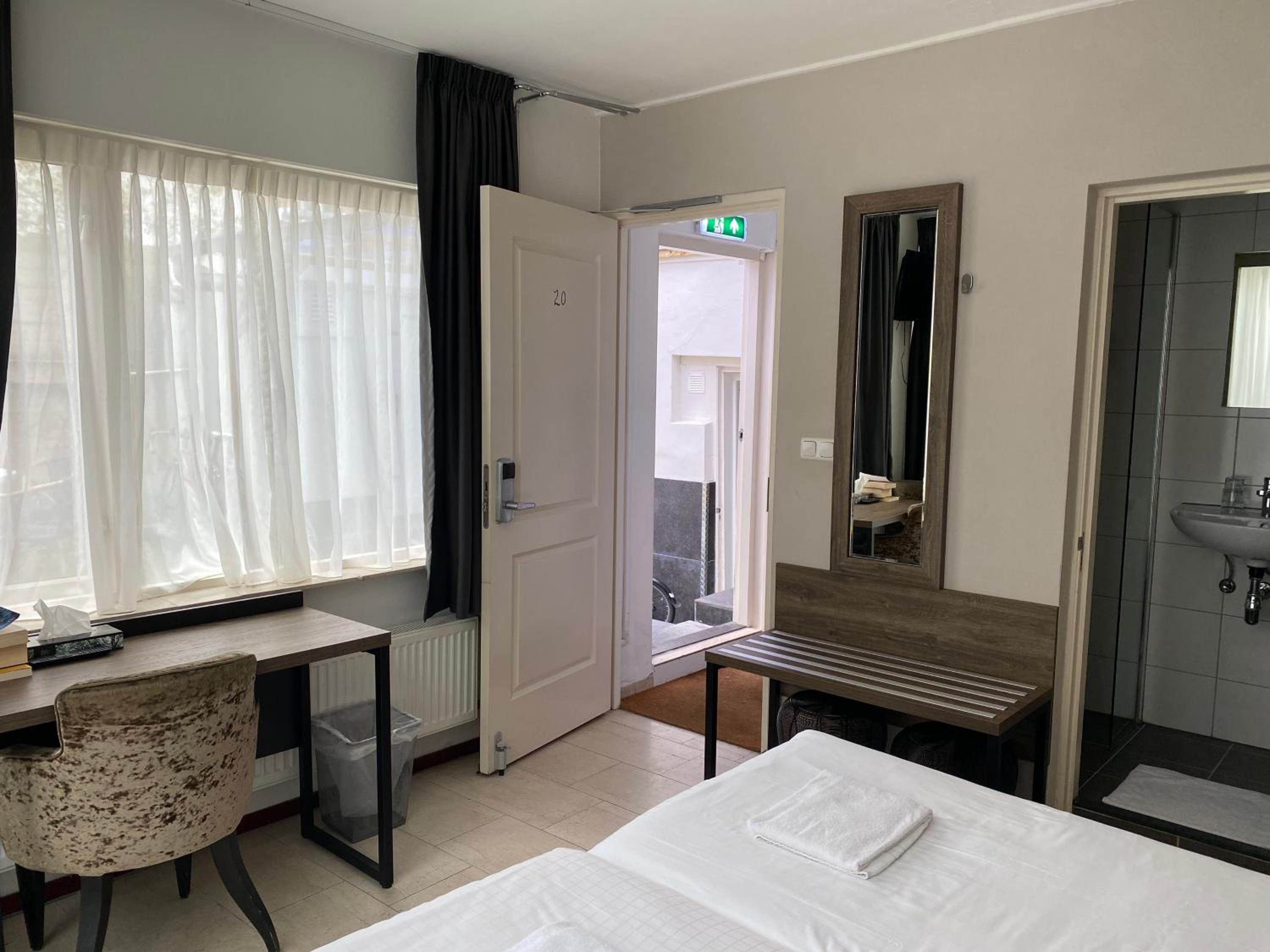 Double or Twin Room with Private Bathroom photo 3