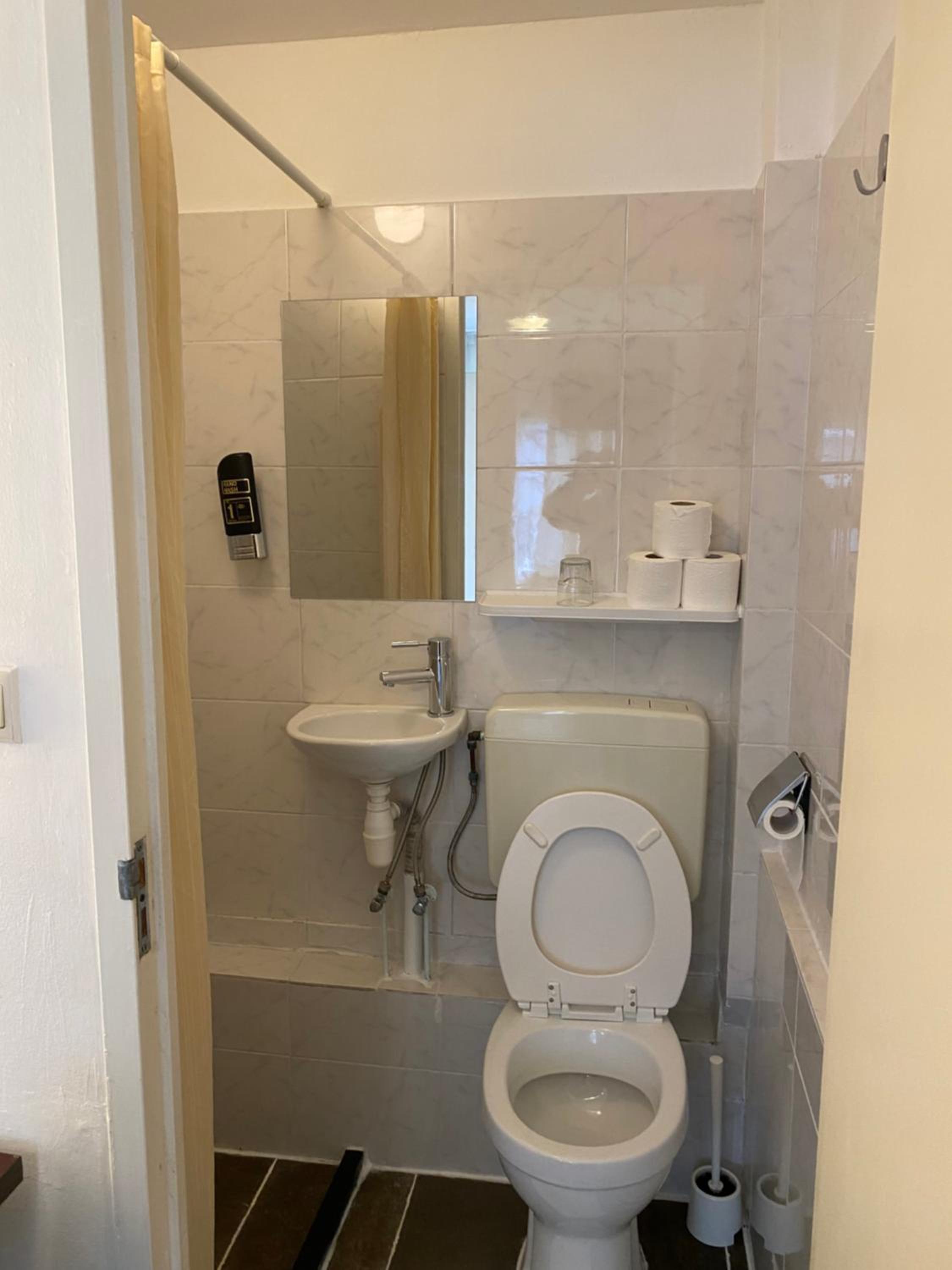 Single Room with Private Bathroom photo 3