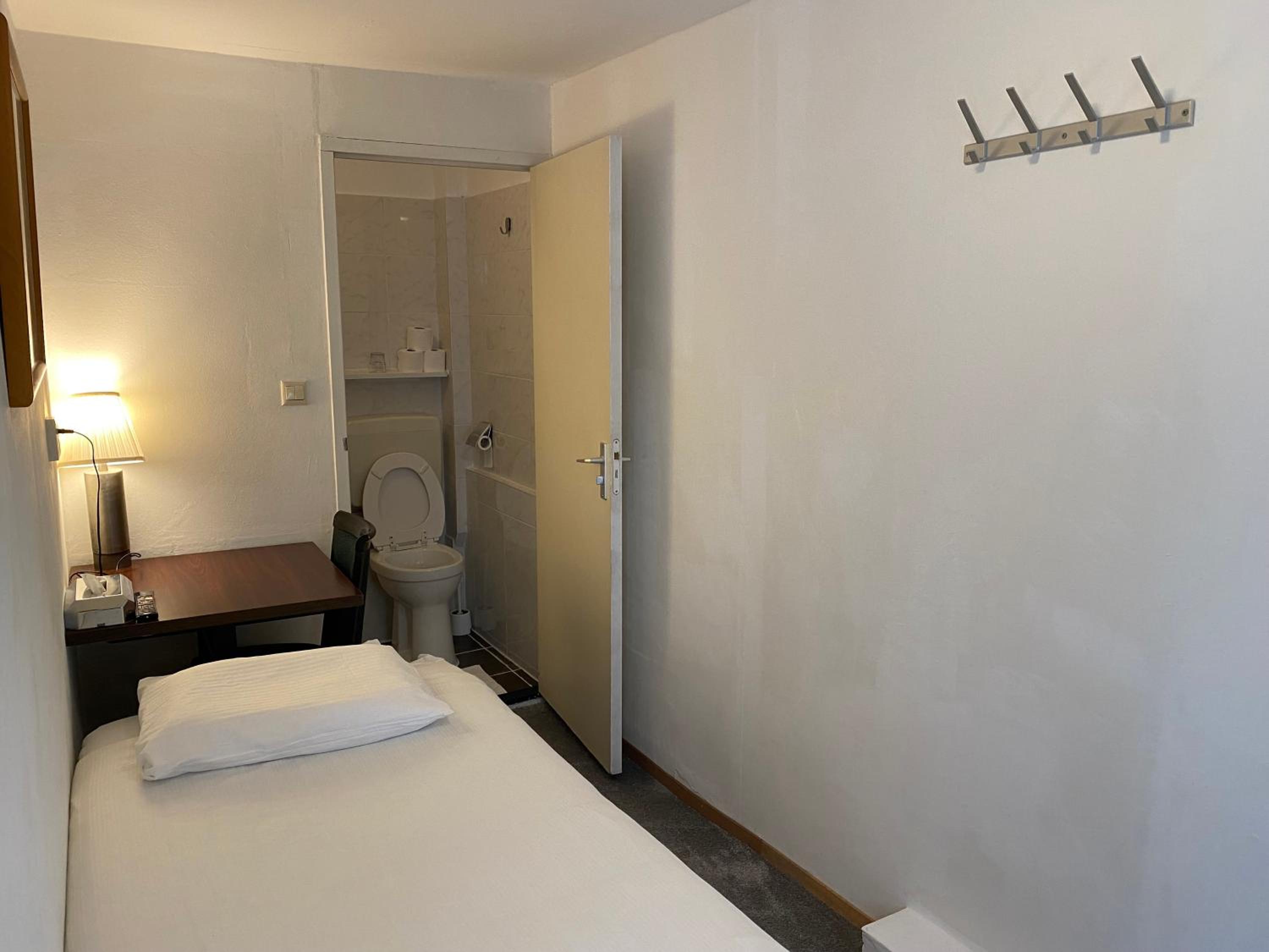 Single Room with Private Bathroom photo 1