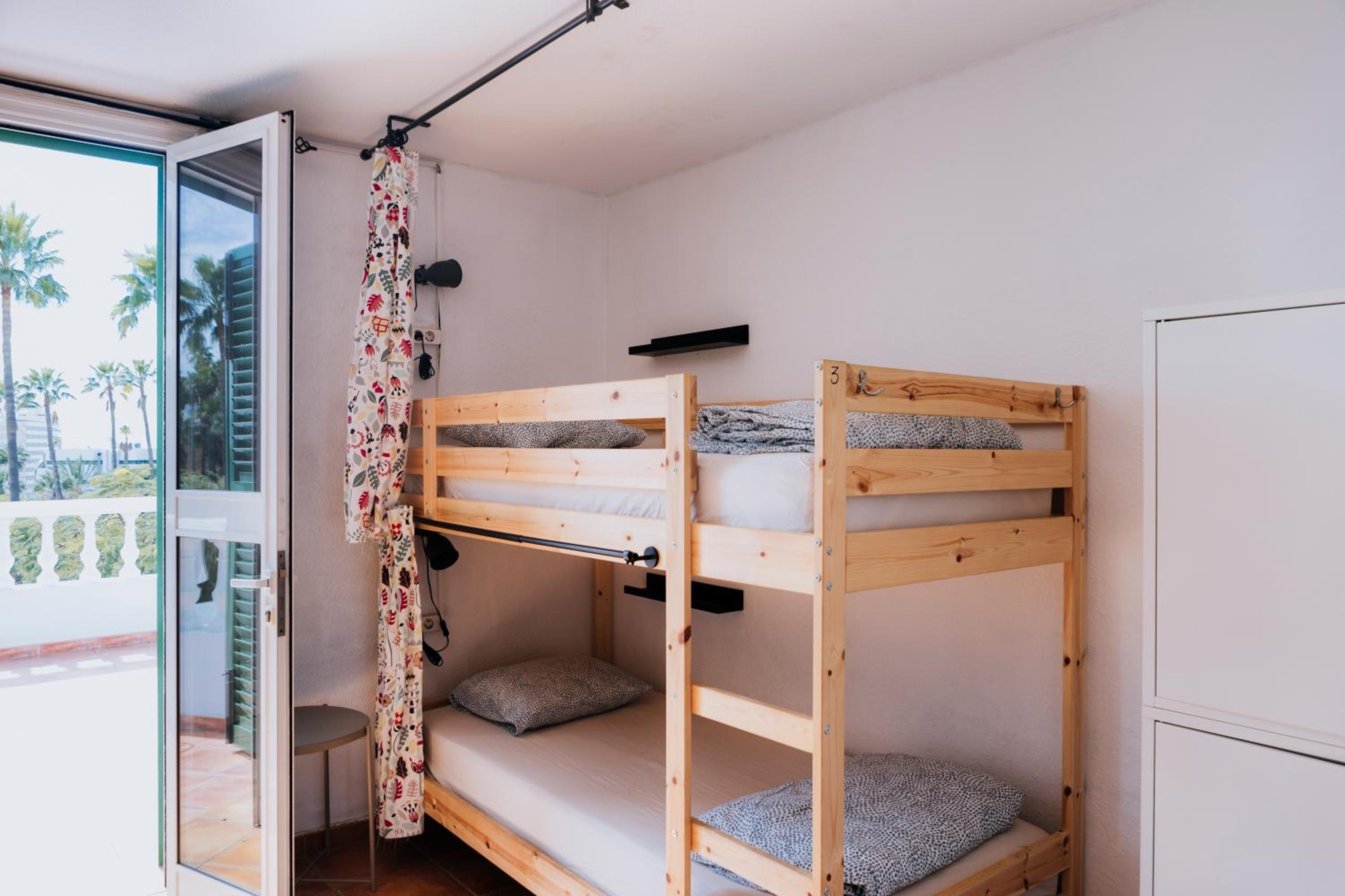 Cama en habitación compartida femenina de 4 camas con terraza y baño privado