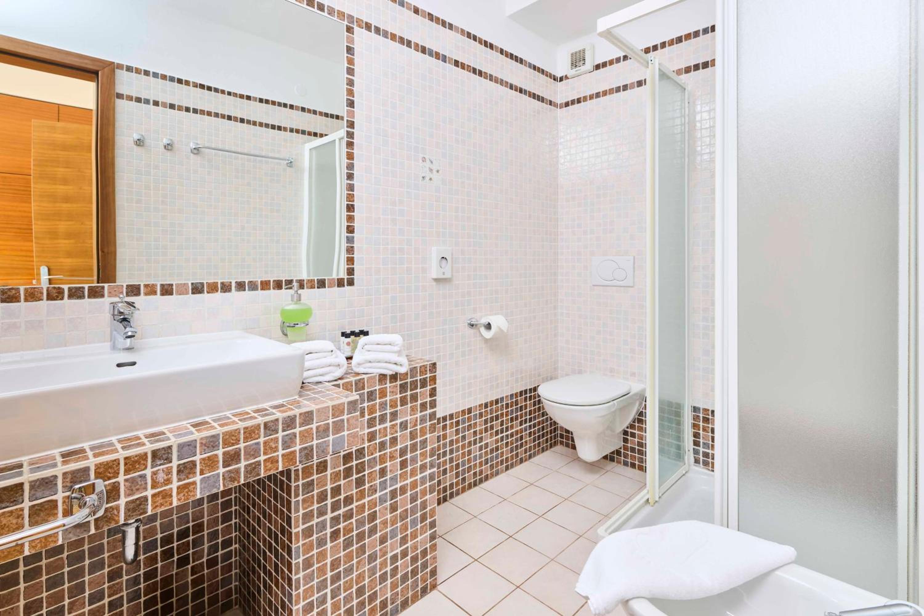 Standard Double or Twin Room - Photo 2