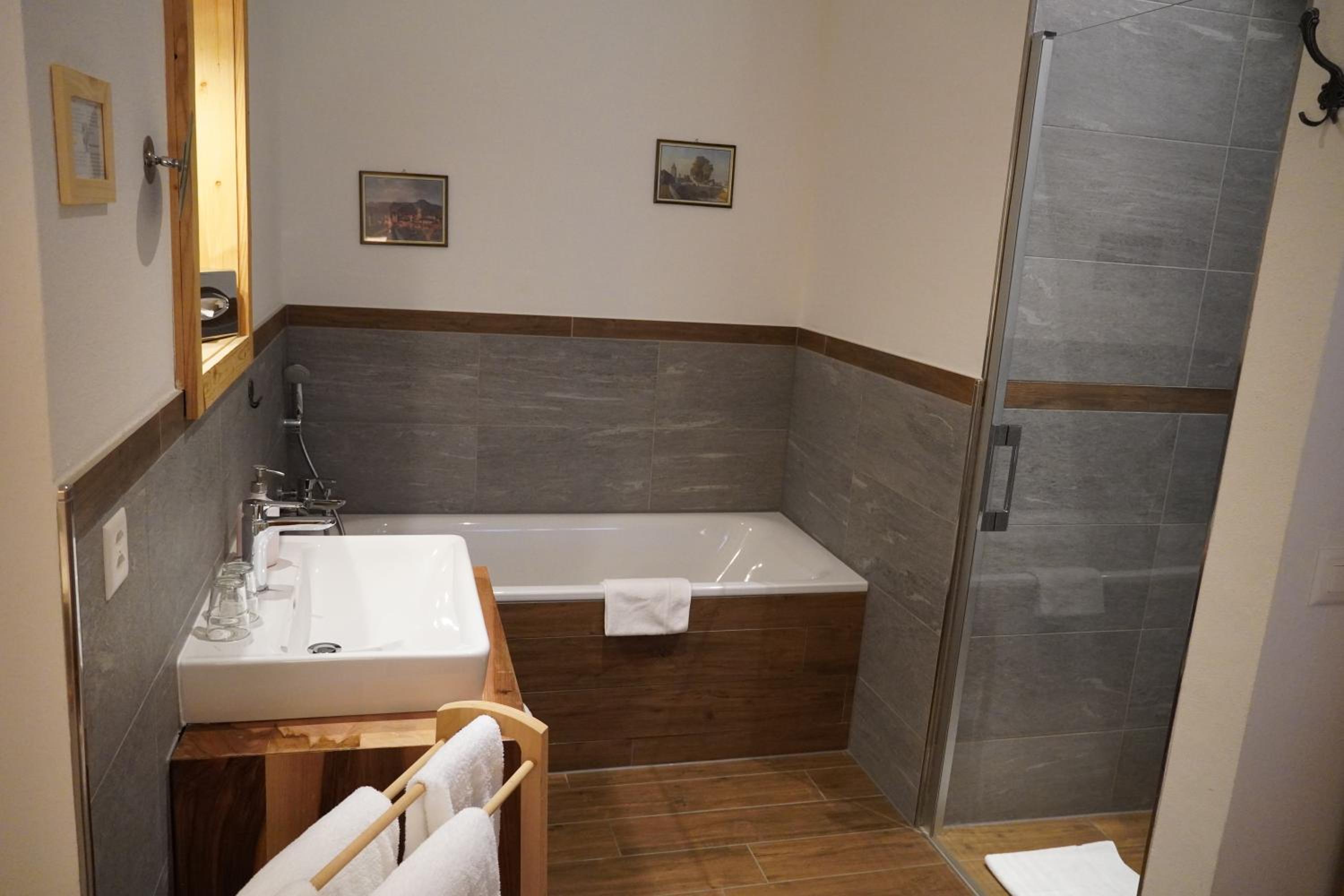 Signature Suite - Photo 8