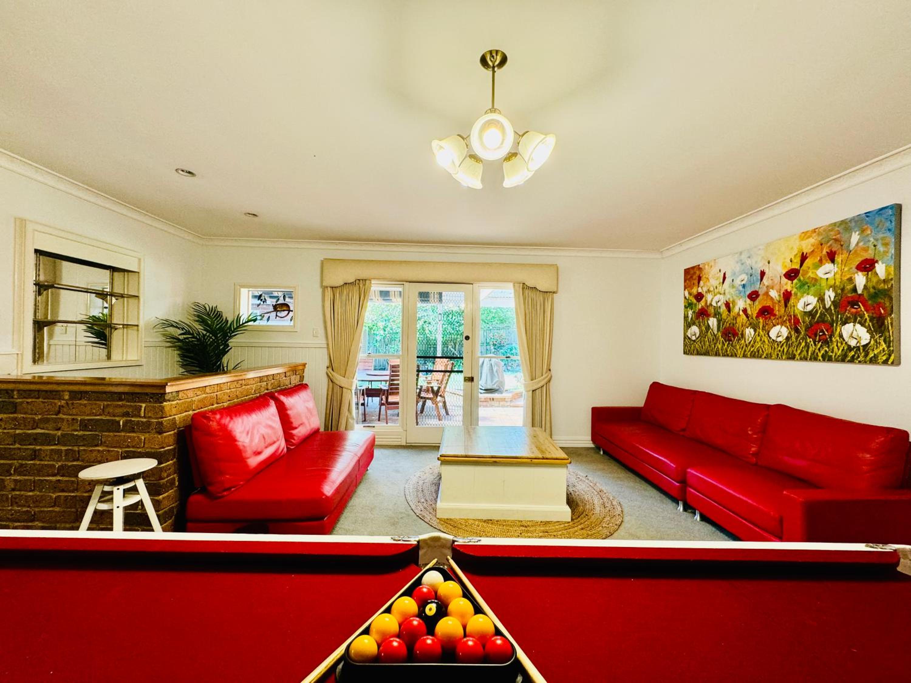 Five-Bedroom House photo 2