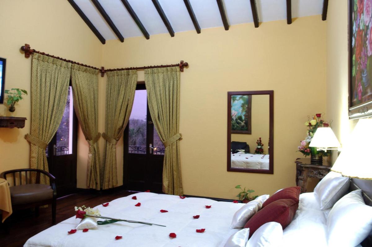 Queen Room with Balcony photo 1