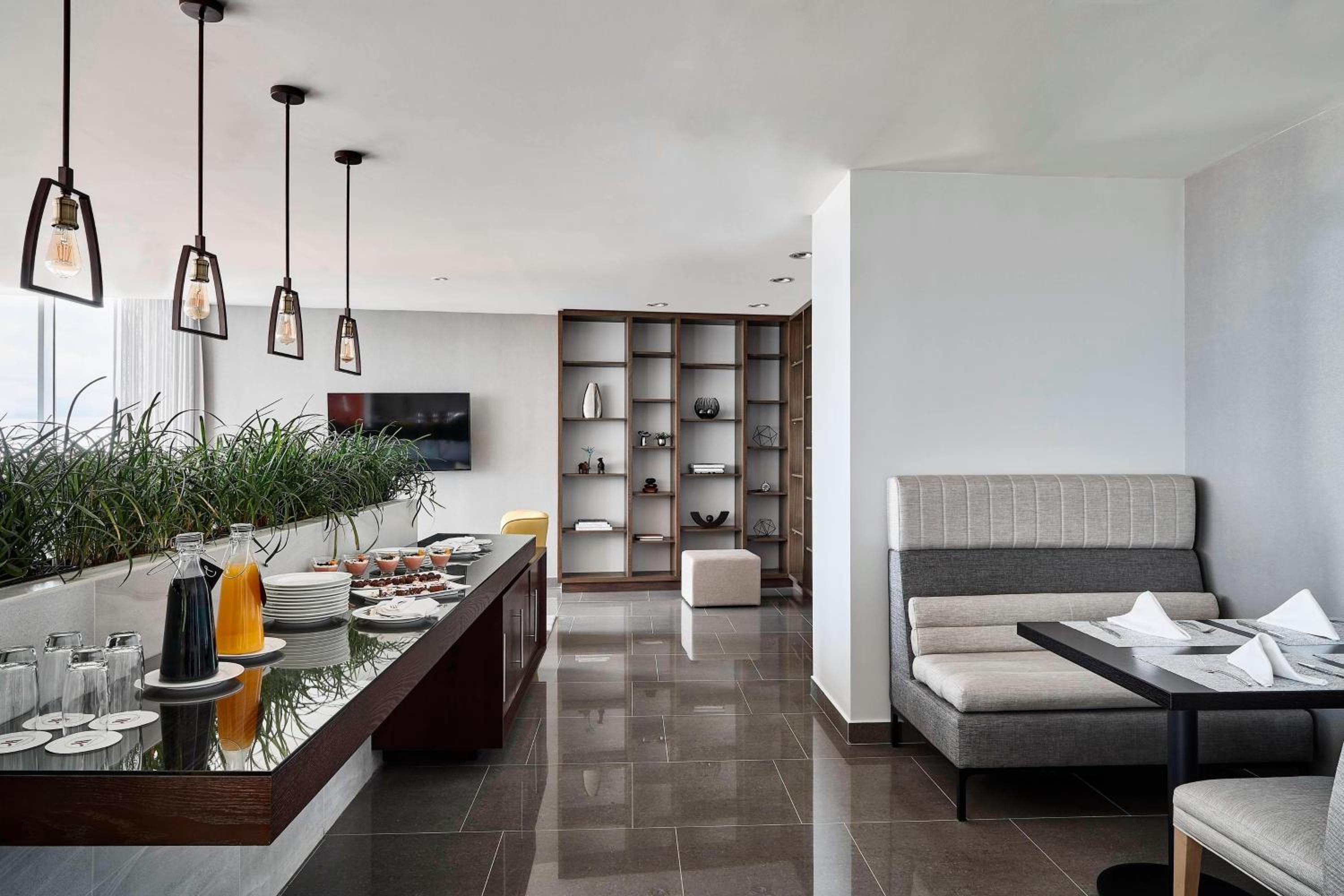 Executive Room with Two Queen Beds - Executive Lounge Access photo 2