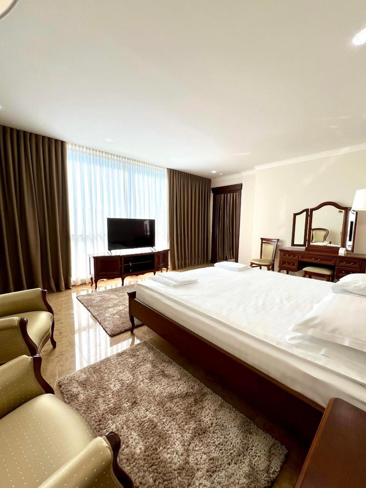 King Suite with Balcony photo 3