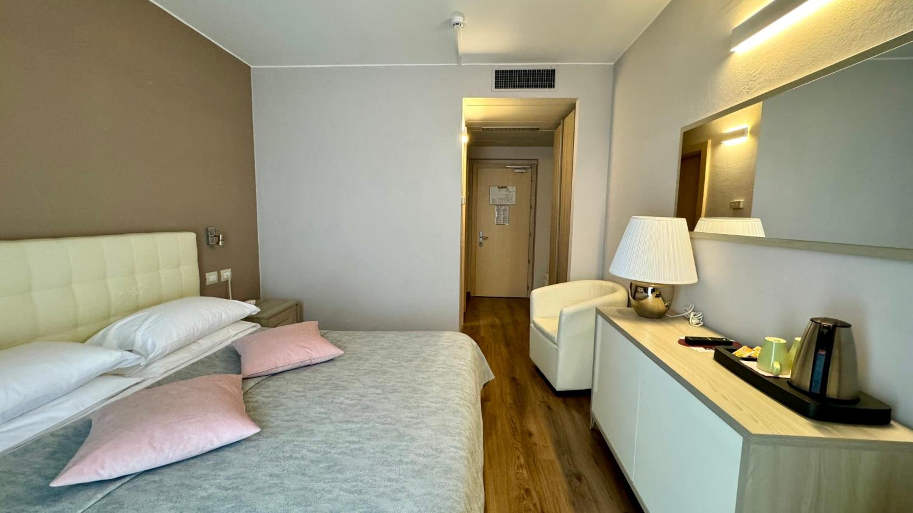 Comfort Double Room with Balcony and Pool View - Photo 14