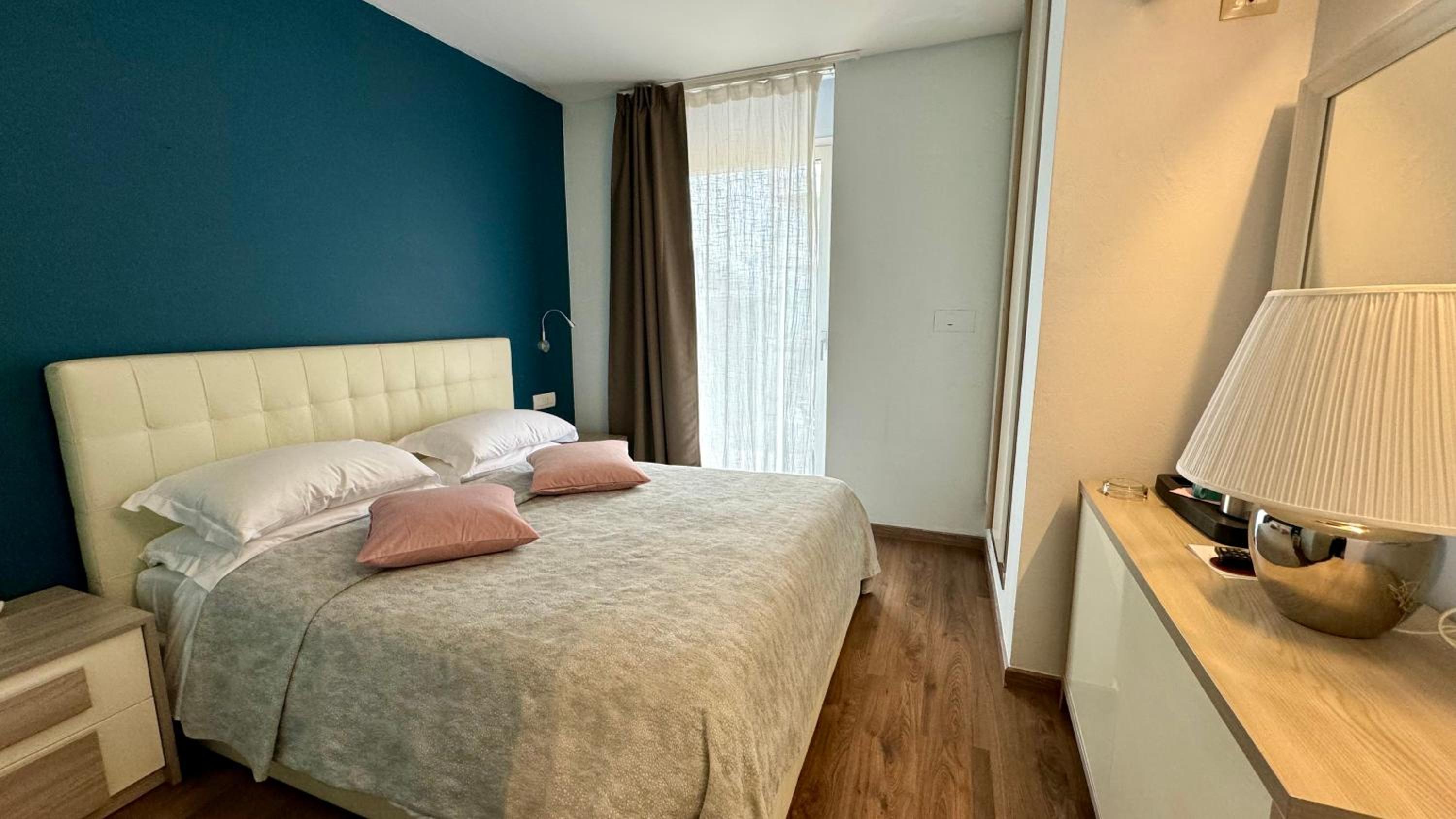 Comfort Double Room with Balcony and Pool View - Photo 13