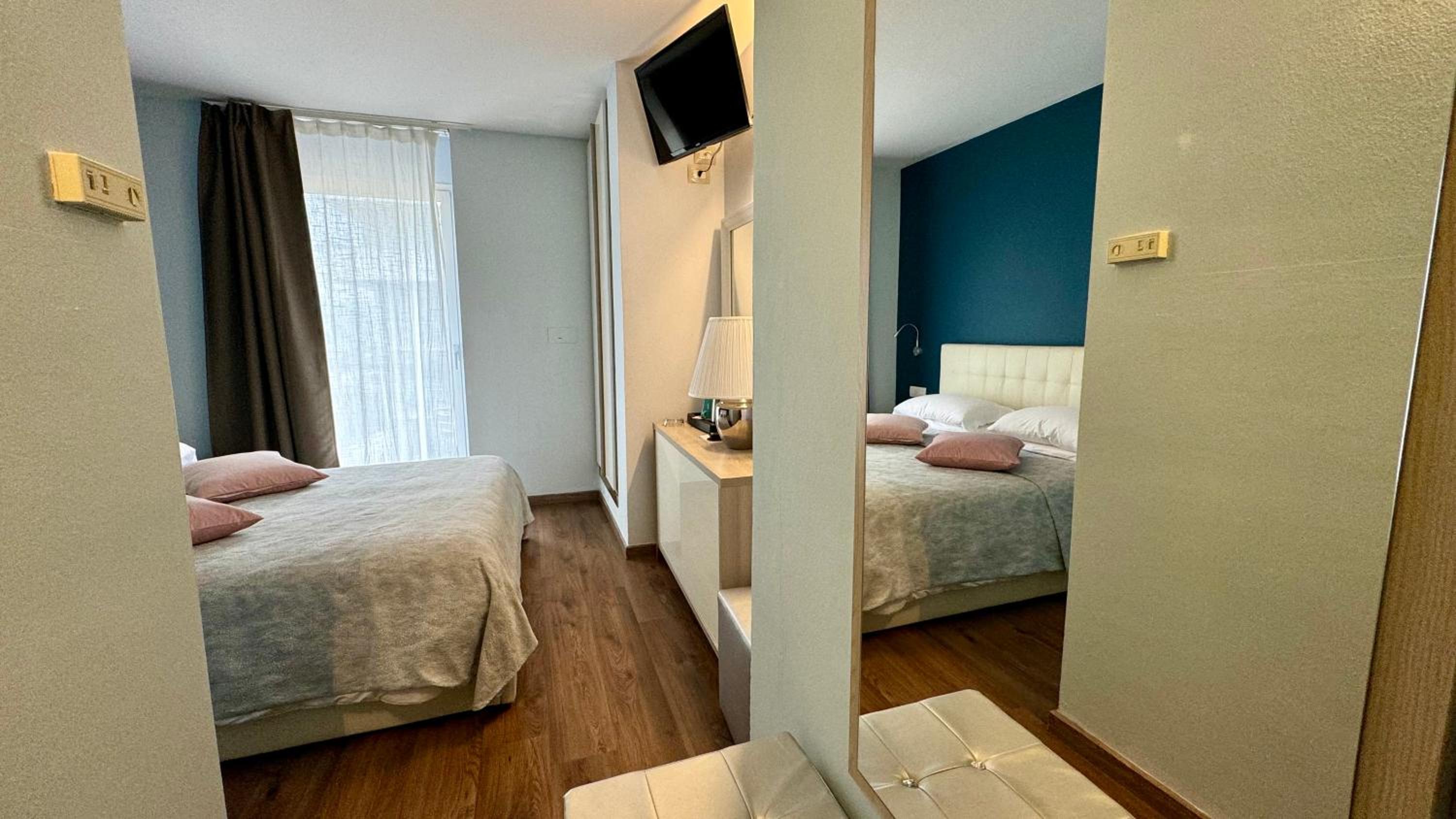 Comfort Double Room with Balcony and Pool View - Photo 12