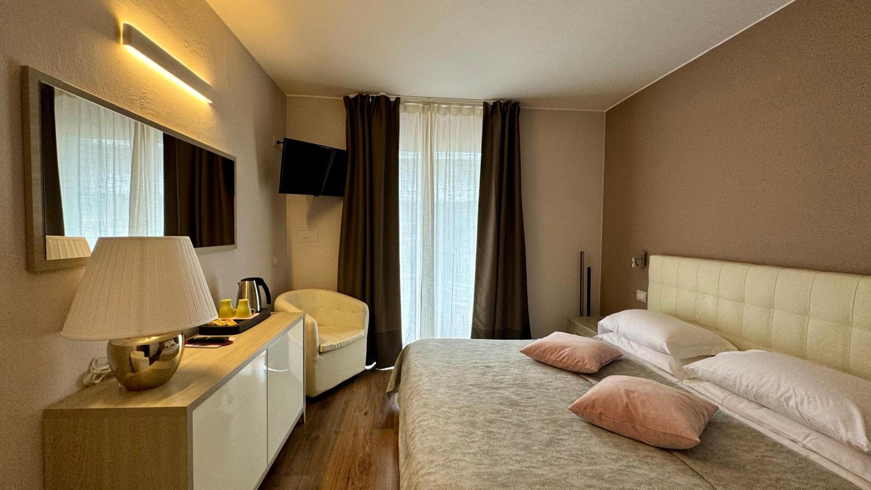 Comfort Double Room with Balcony and Pool View - Photo 11