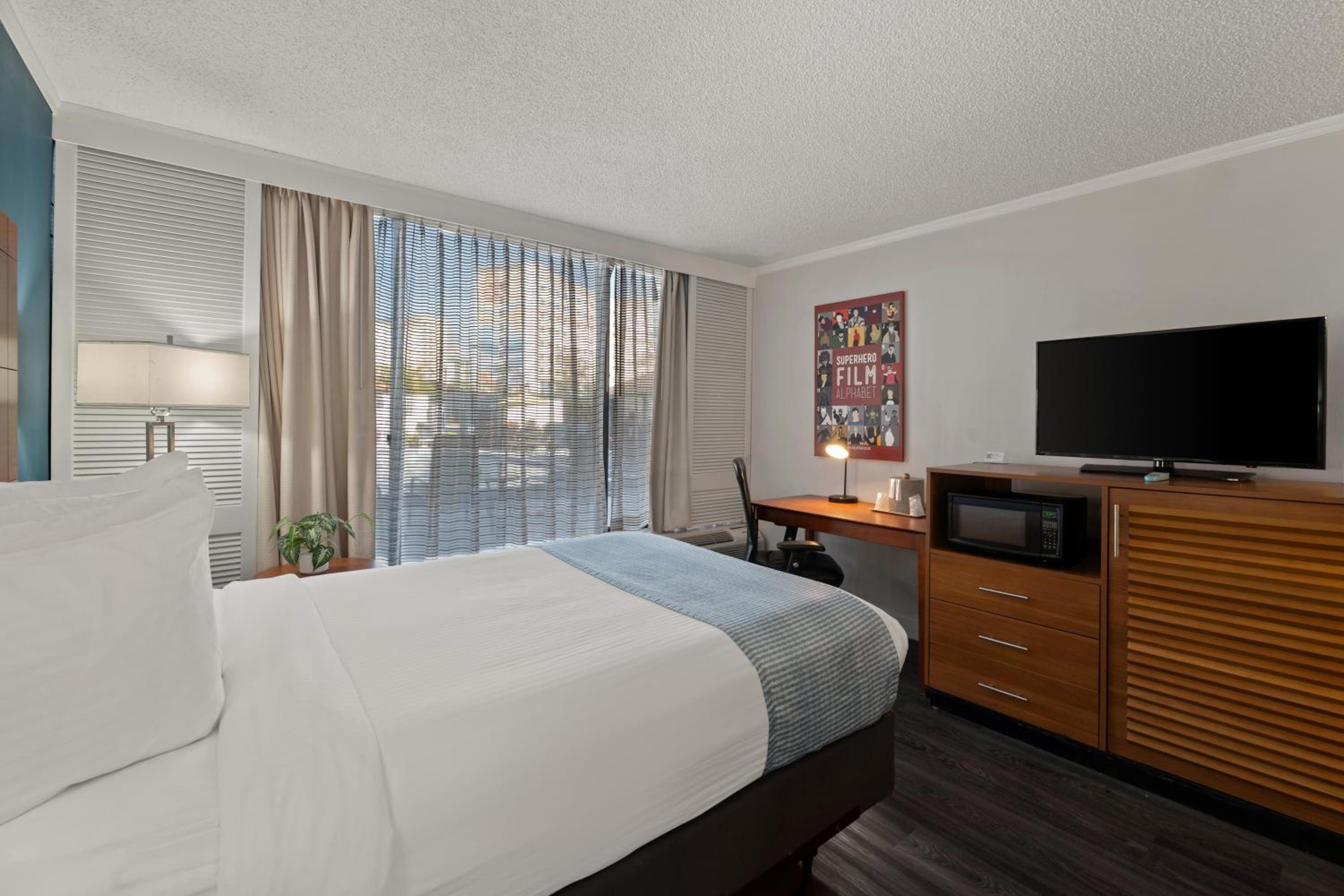 Queen Room with Roll-In Shower - Disability Access