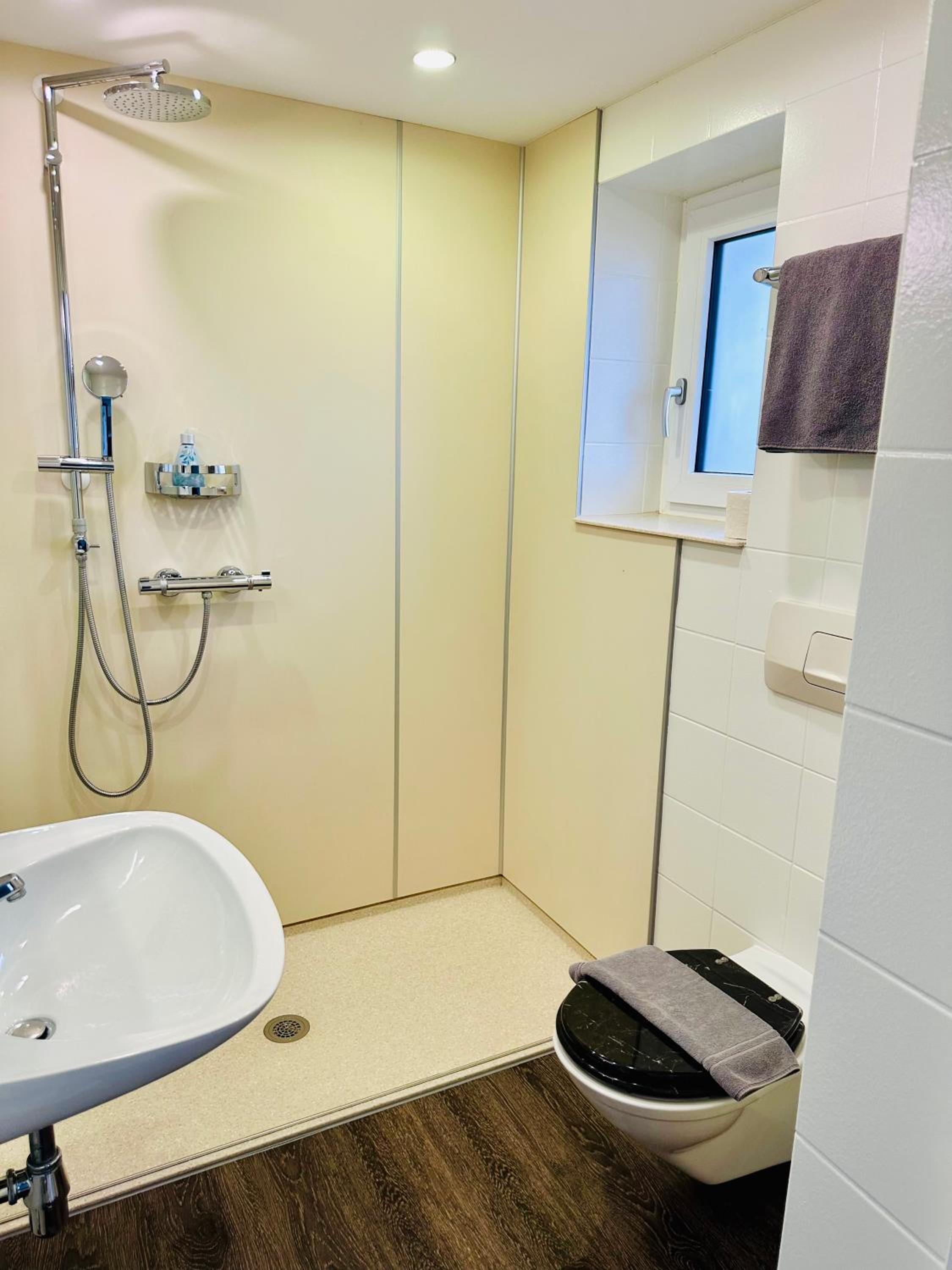 Standard Double Room with Balcony - Photo 12