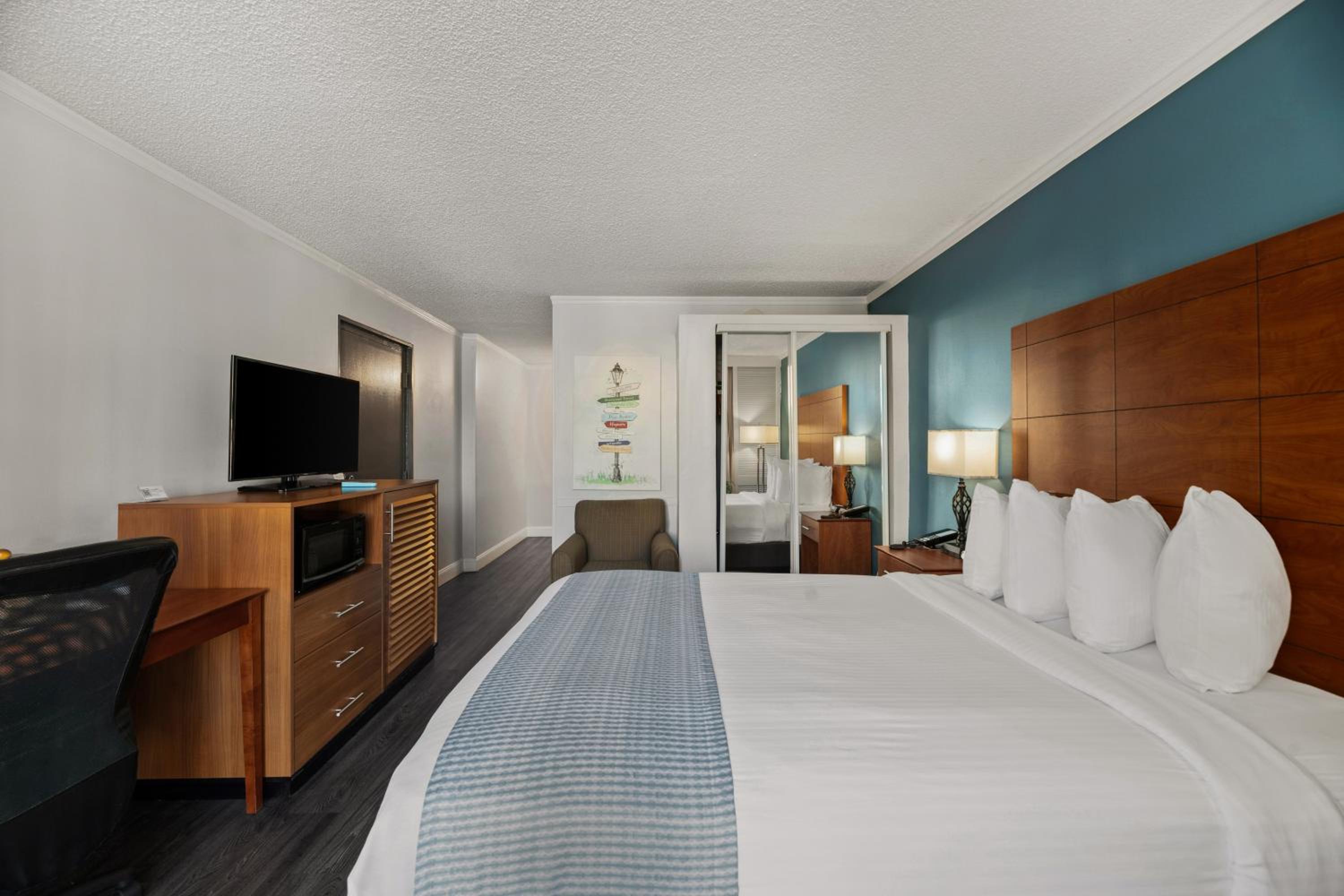 Queen Room with Roll-In Shower - Disability Access