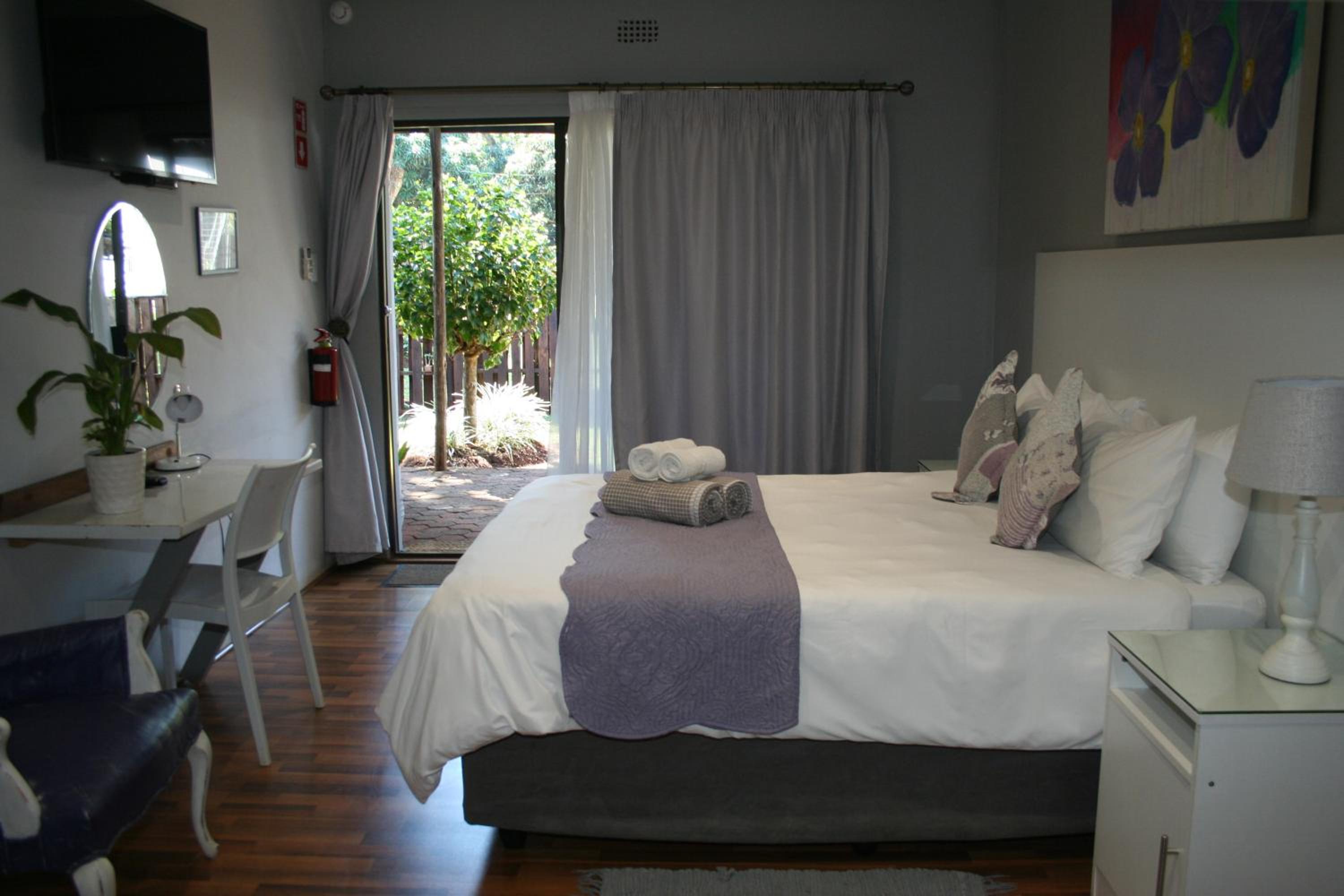 Deluxe Queen Room - Photo 5