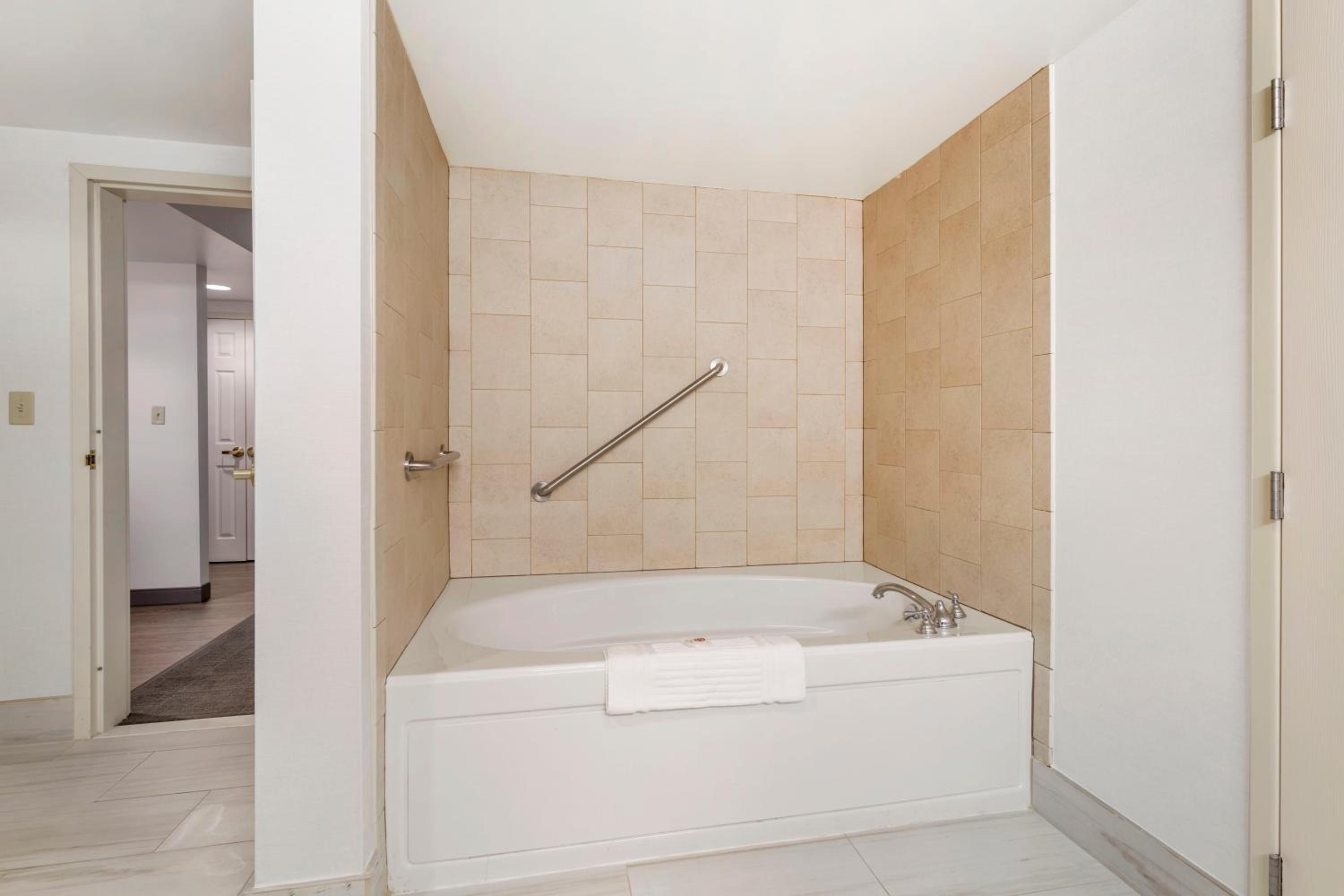 King Suite - Non-Smoking/1st Floor - Photo 5