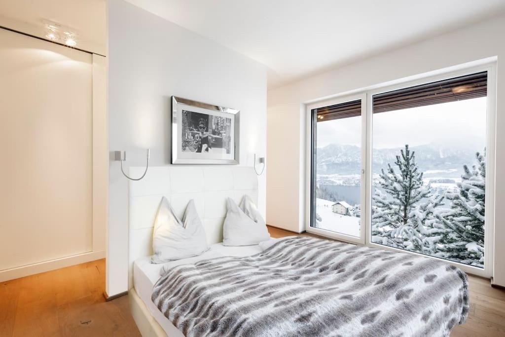 Three-Bedroom Apartment with Lake View photo 1