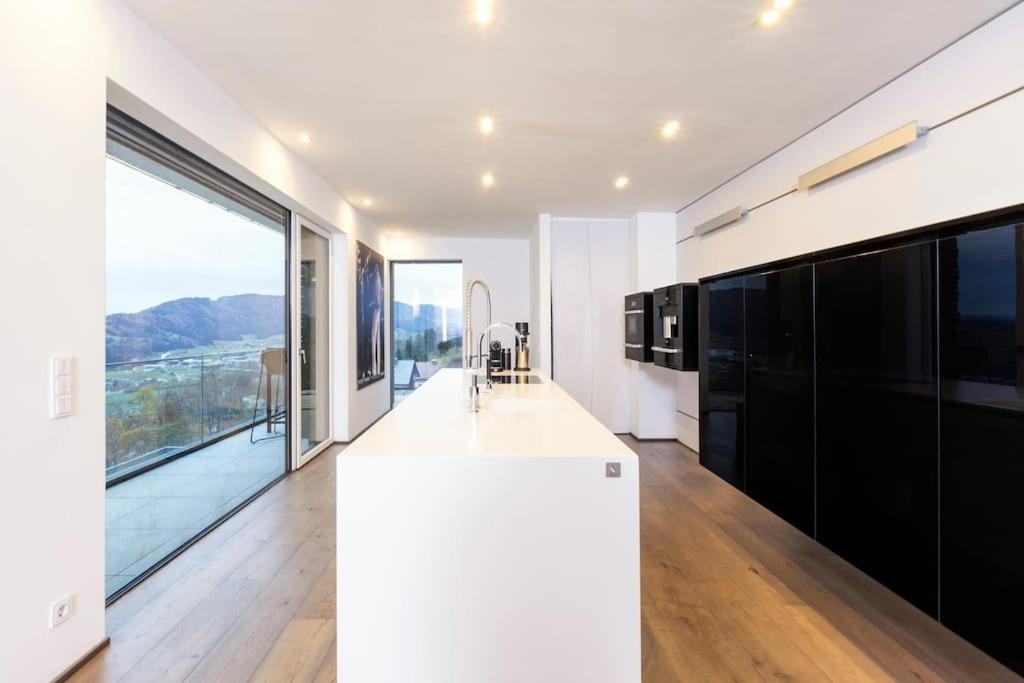 Three-Bedroom Apartment with Lake View photo 3
