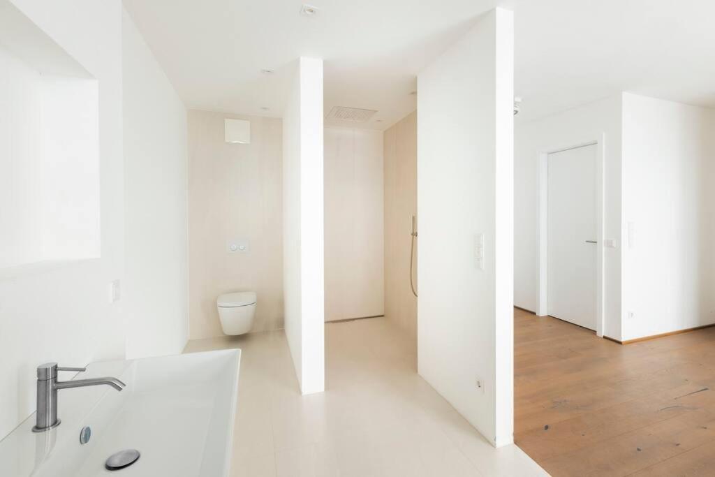 Three-Bedroom Apartment with Lake View photo 2