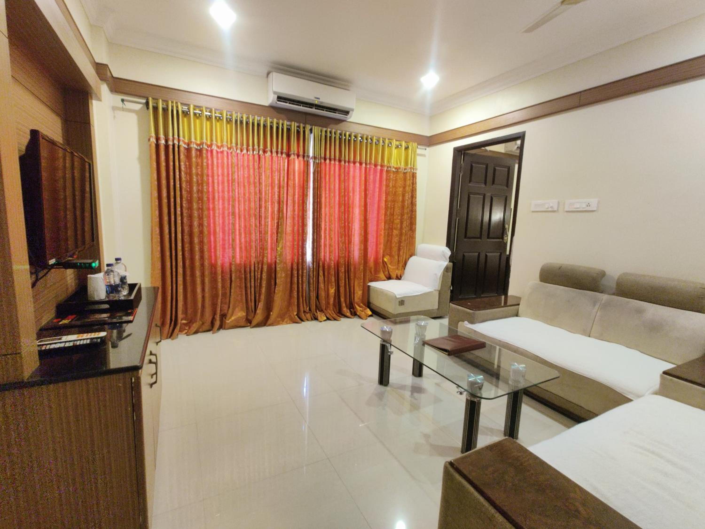 Suite Room with Bath Tub - Photo 2