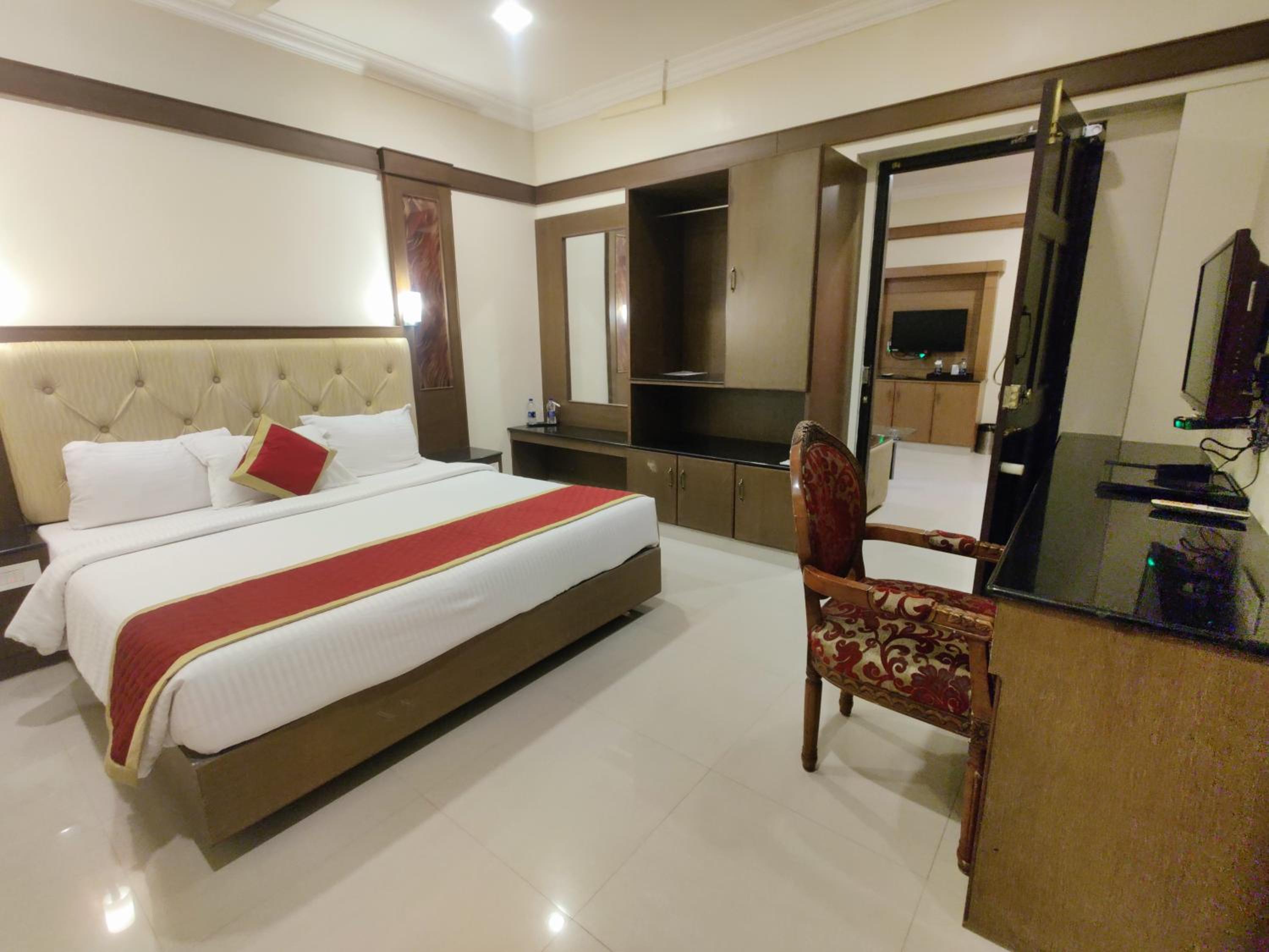 Suite Room with Bath Tub - Photo 1