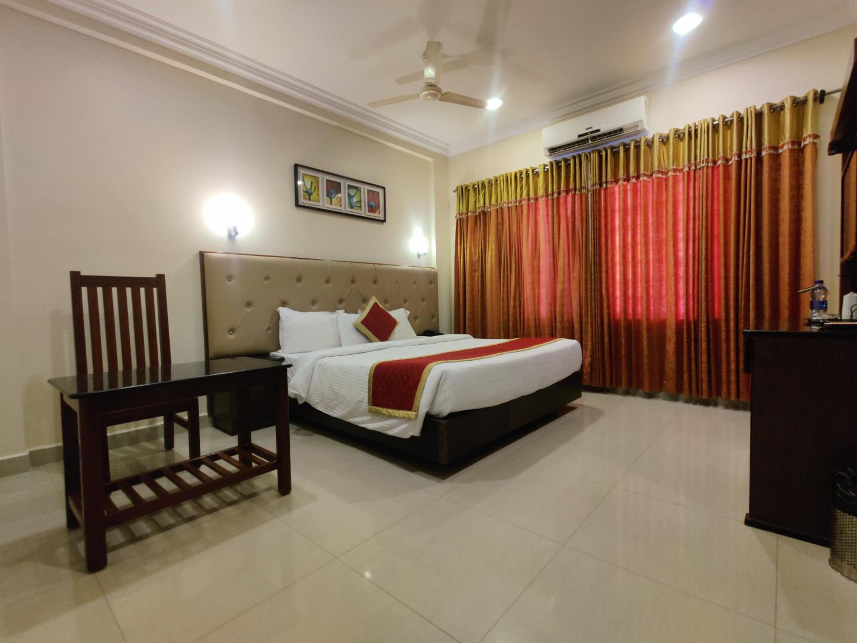  Deluxe King Bed Room - Photo 5