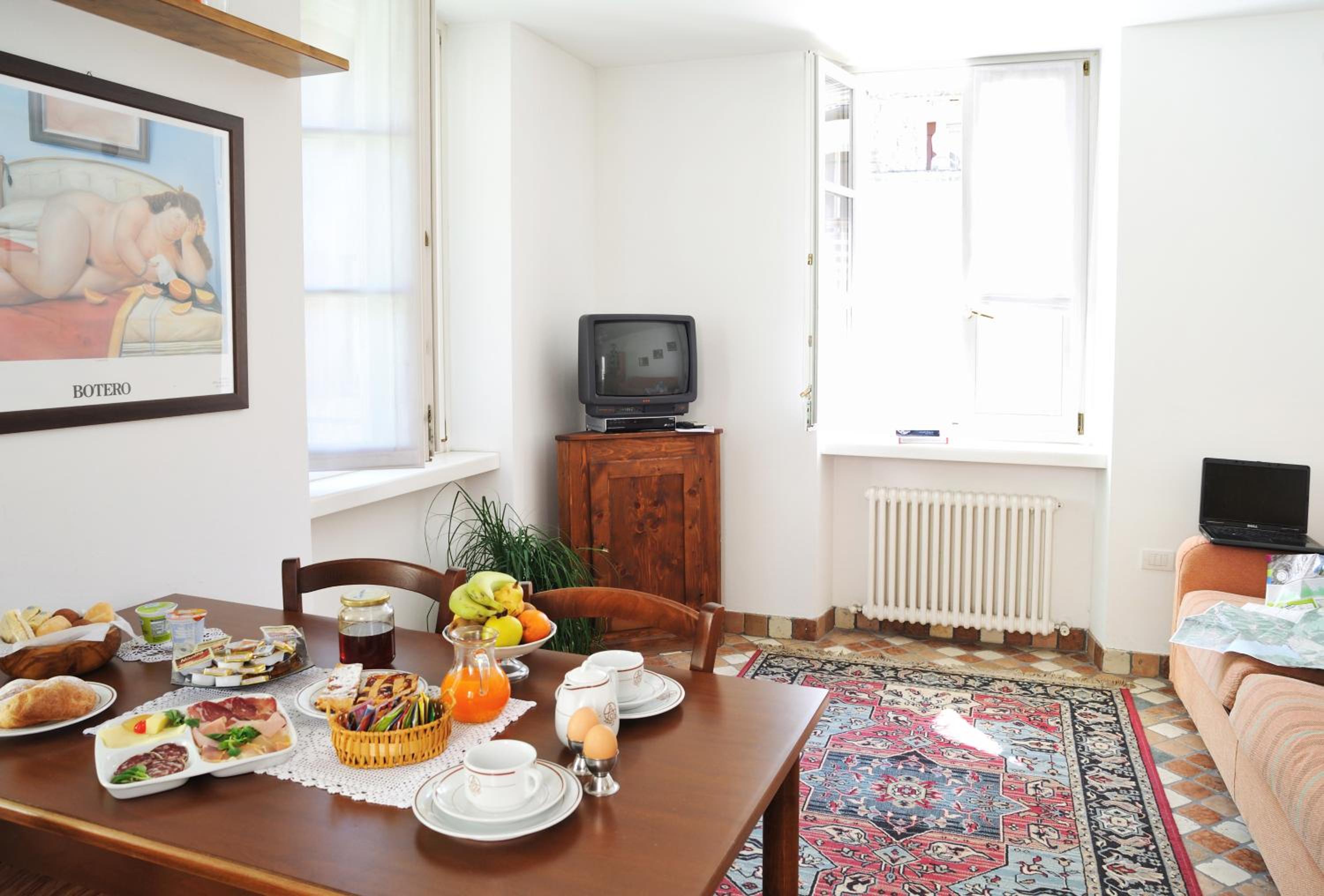 One-Bedroom Apartment photo 2