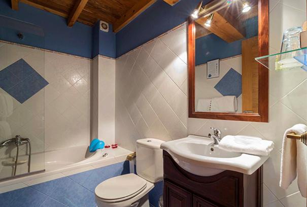 Double Room with Bath photo 3