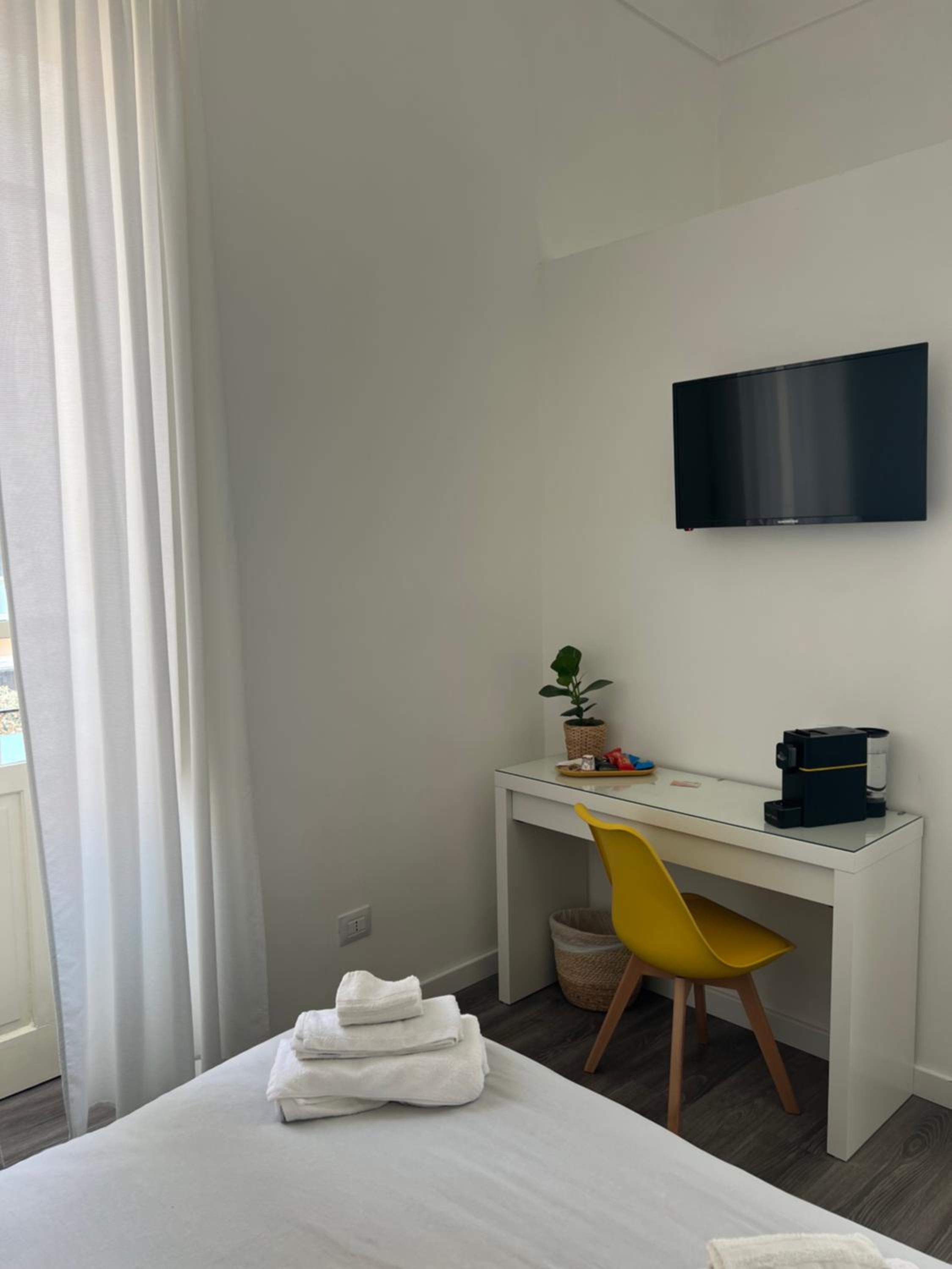 Deluxe Double Room with Balcony - Photo 25