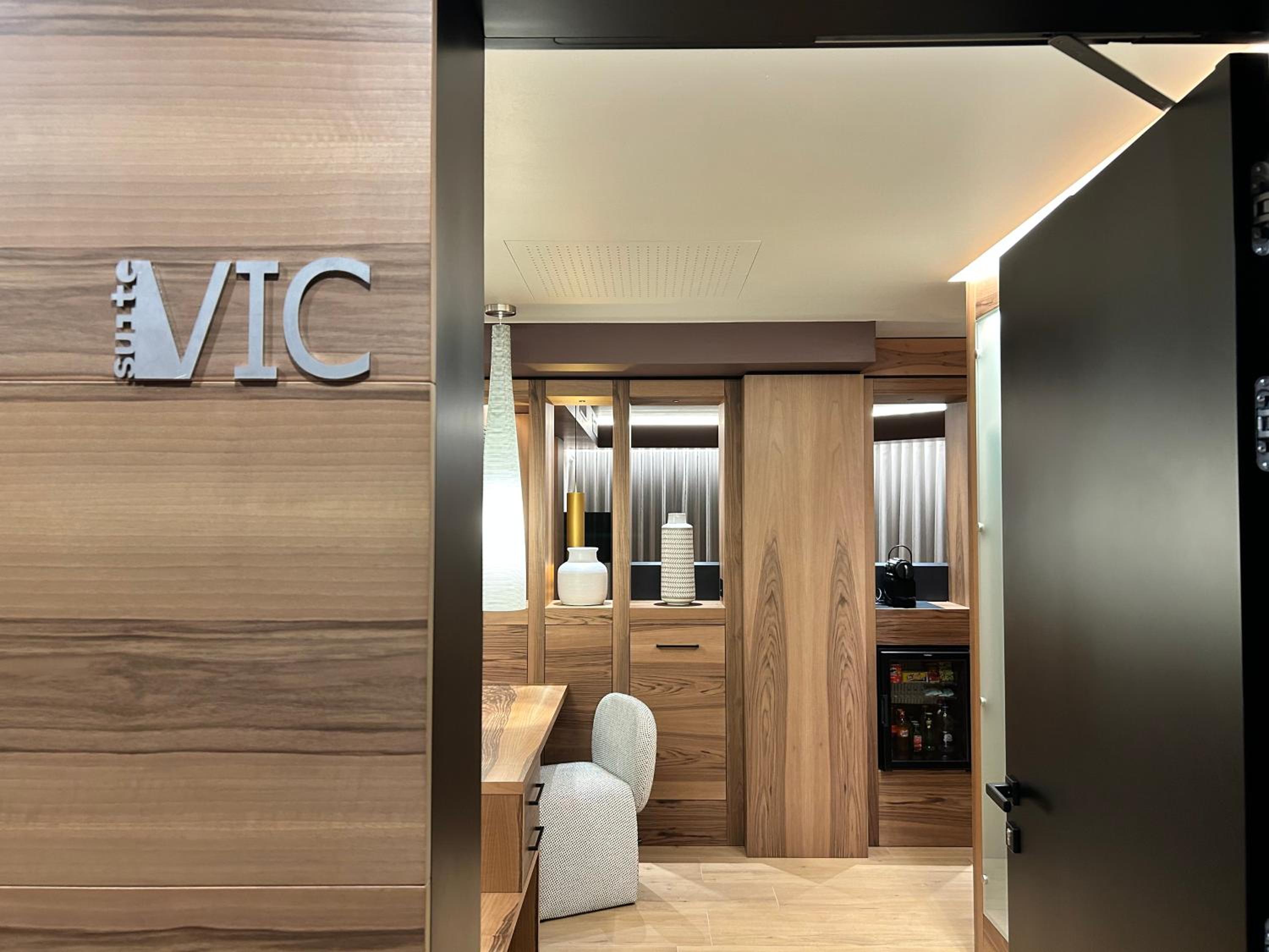 Junior Suite with Jacuzzi, Terrace and Partial Lake View photo 1