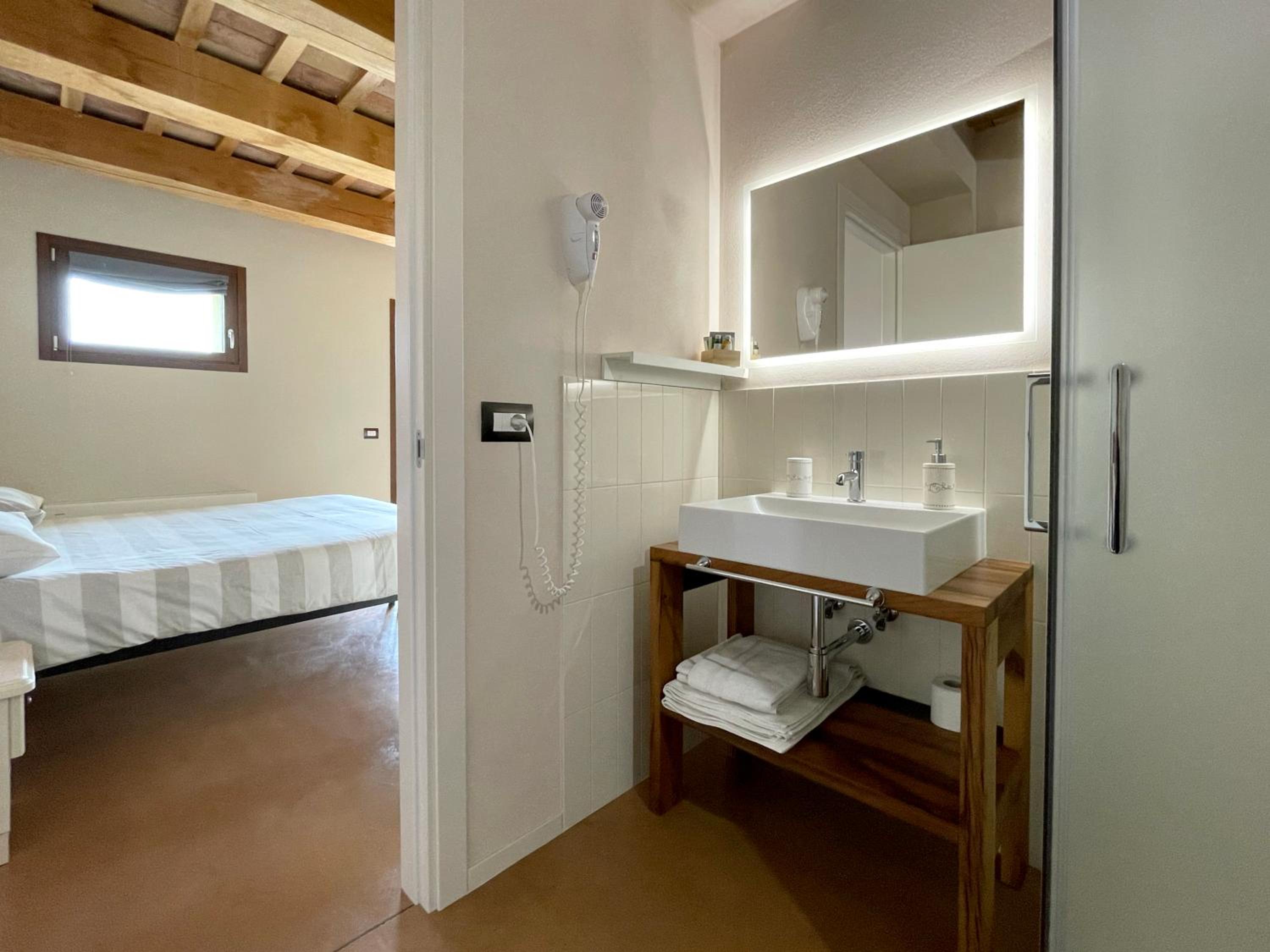 Double Room with Private Bathroom photo 2