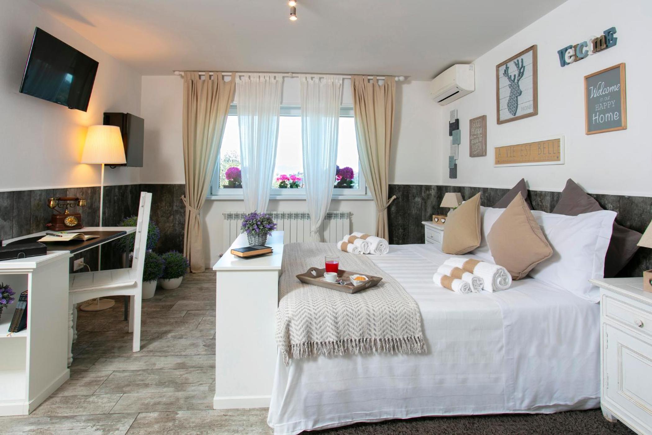 Double Room - Photo 15