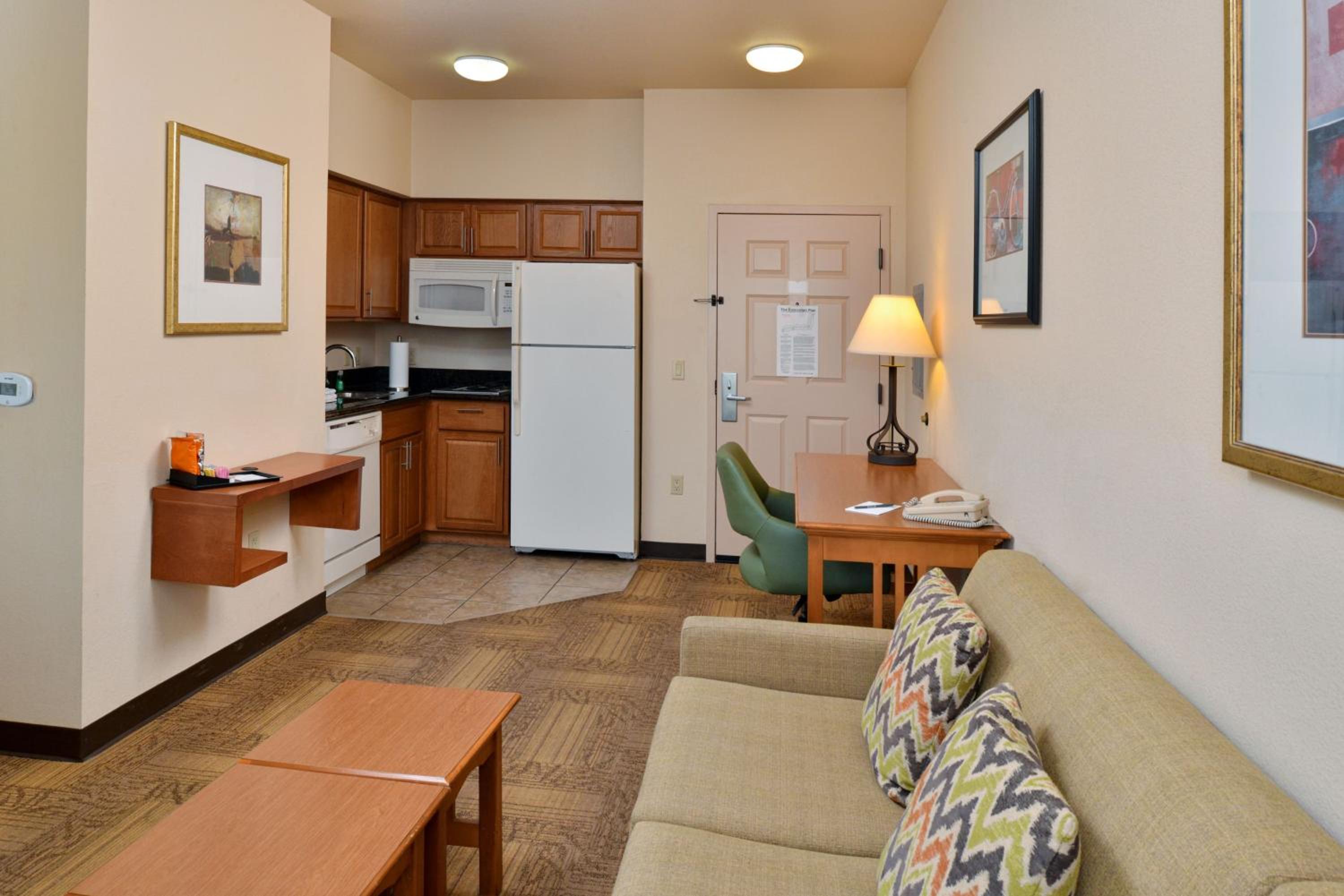 Queen Studio Suite - Photo 8