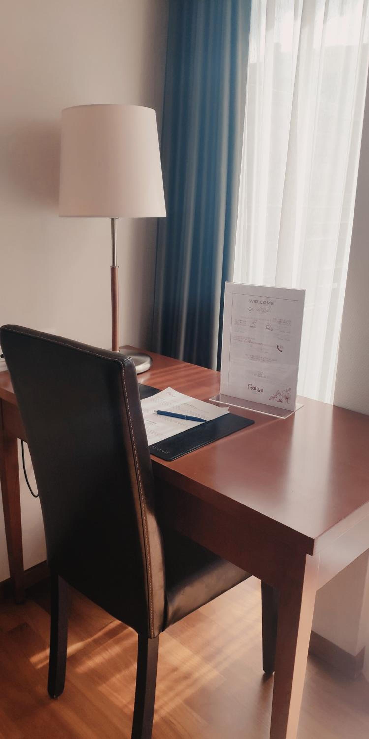 Executive King Room with Sofa Bed photo 2