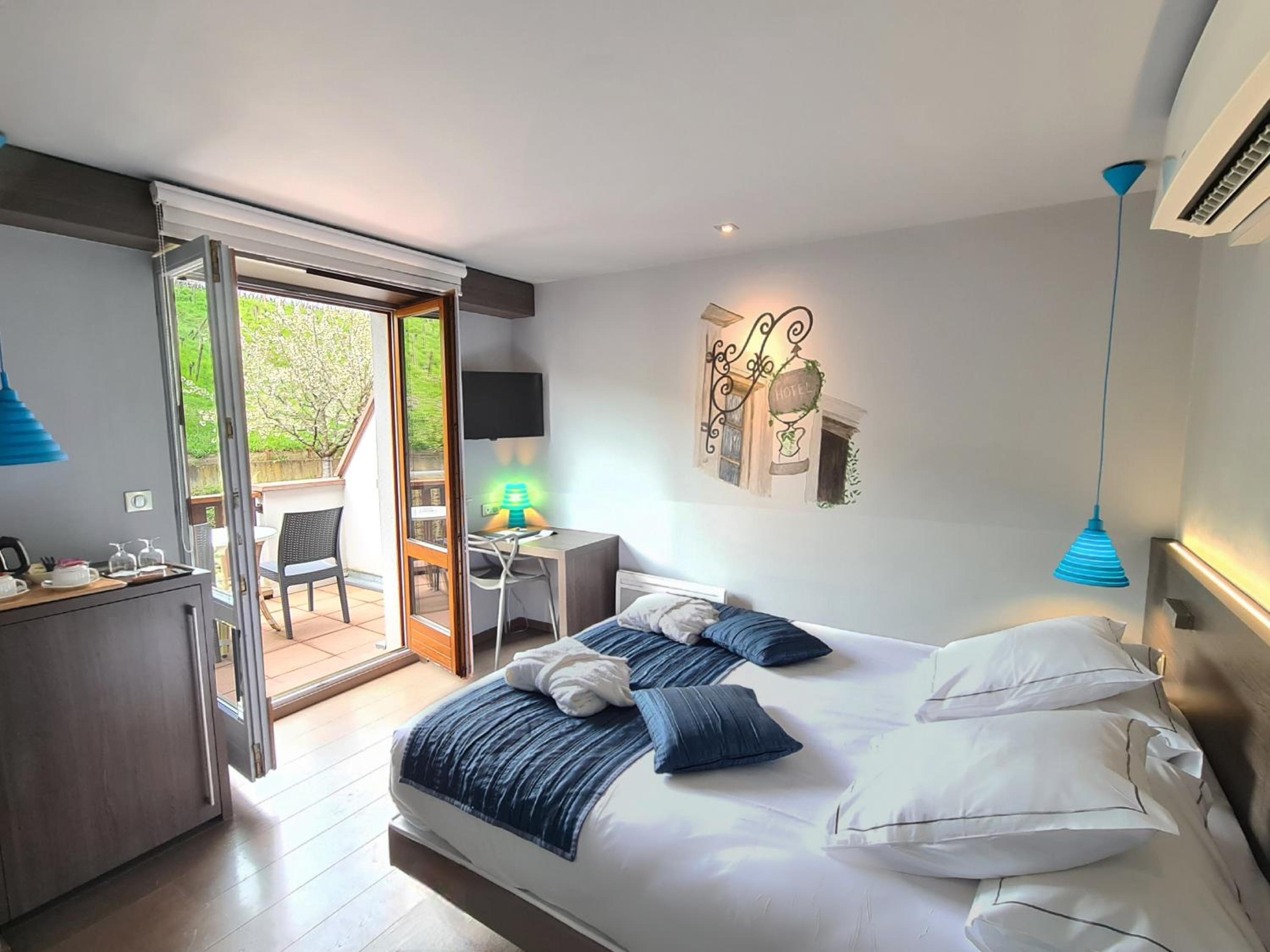 Standard Queen Room with Balcony with Spa Access