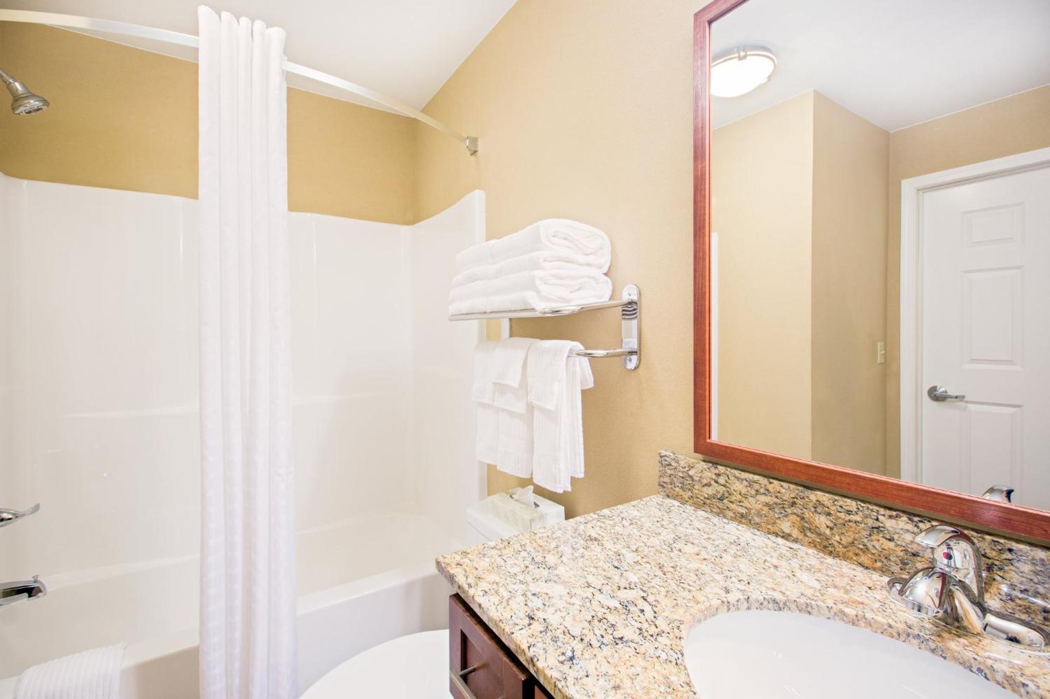 Queen Studio Suite - Photo 3
