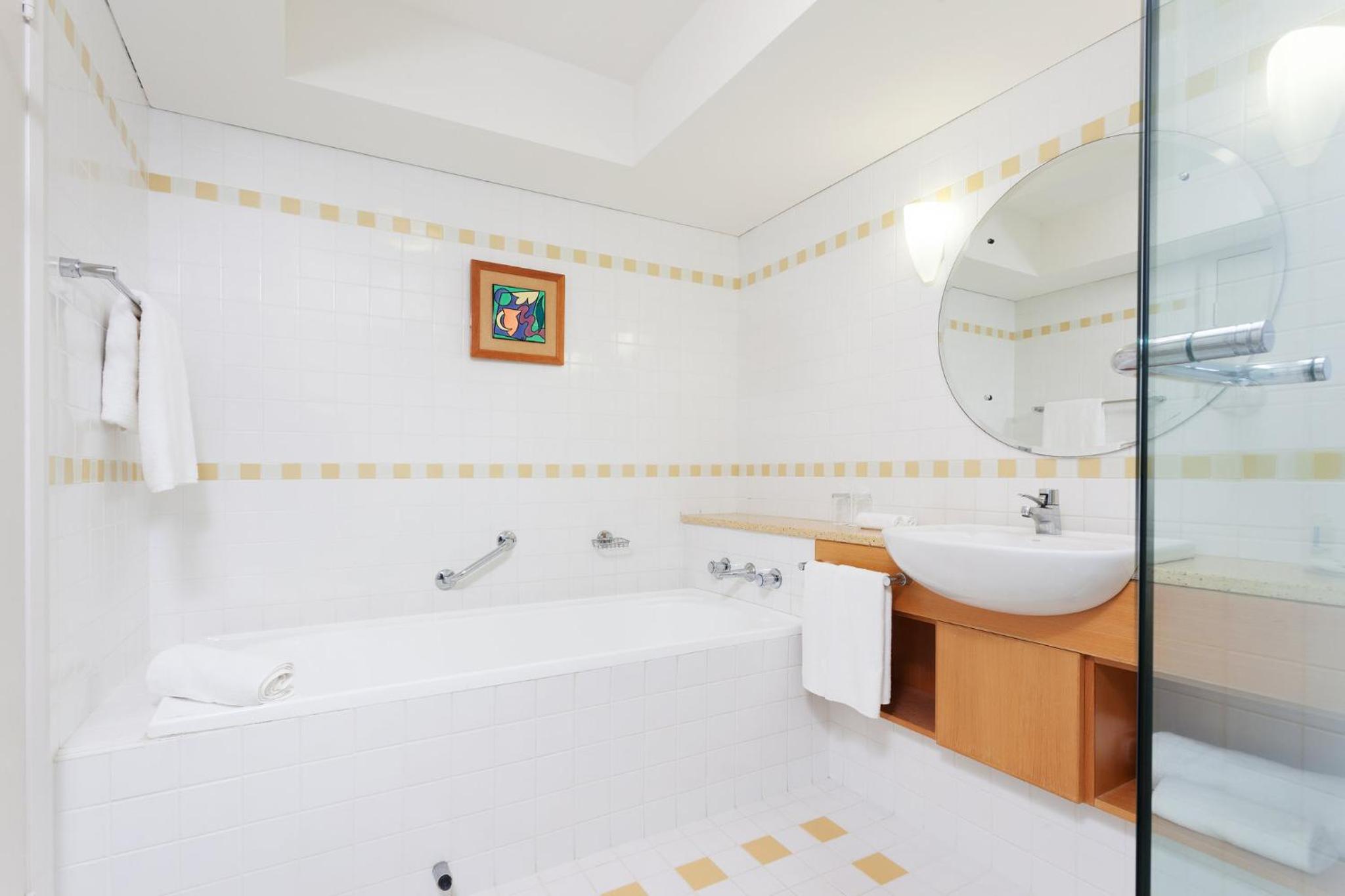 Standard King Room - Photo 5