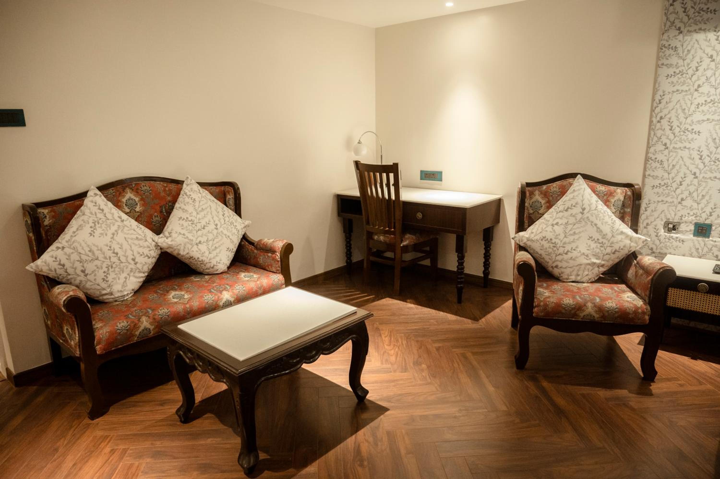 Suite - Photo 1