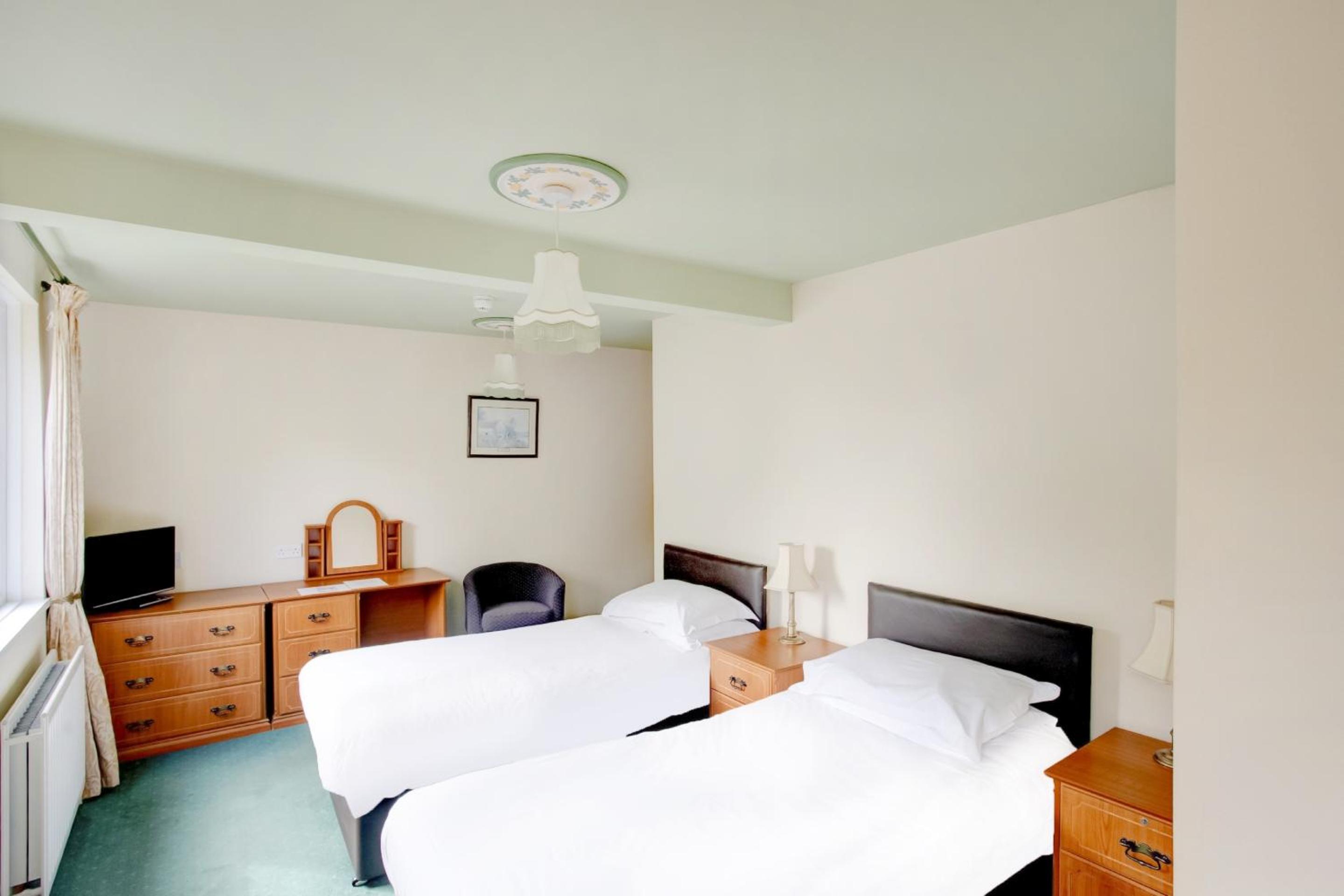 Twin Room with Private Bathroom - Photo 1