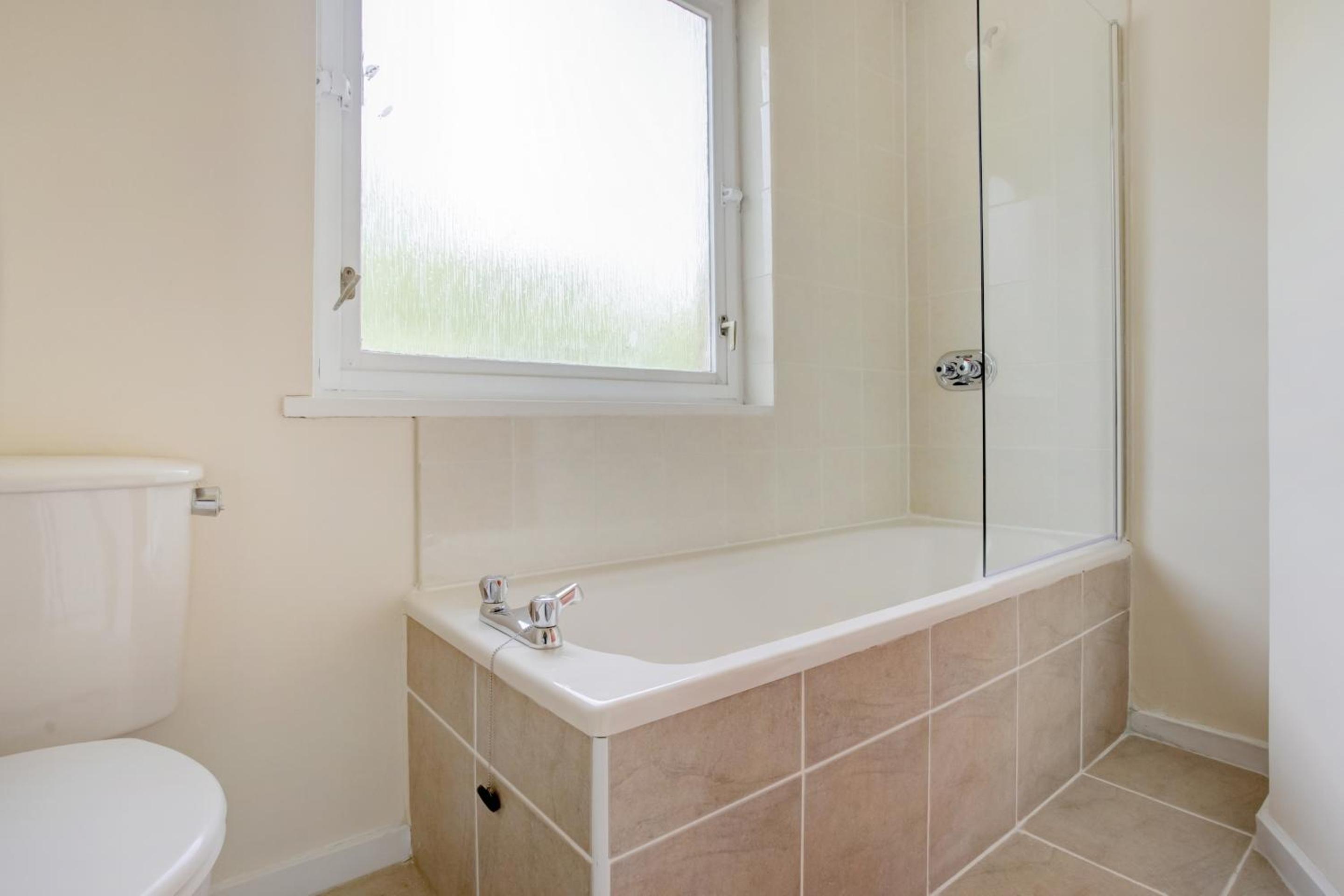 Twin Room with Private Bathroom - Photo 3