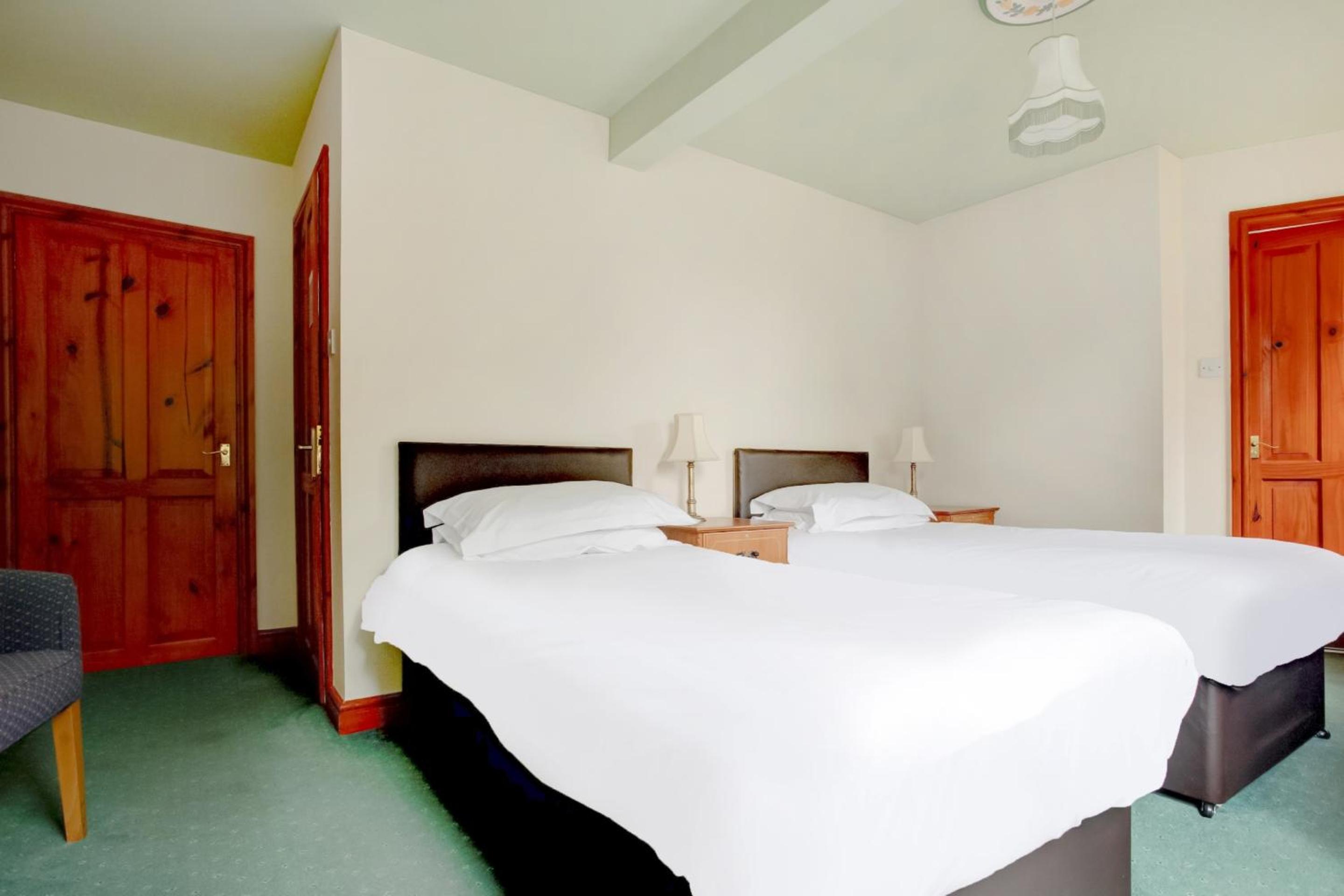 Twin Room with Private Bathroom - Photo 4