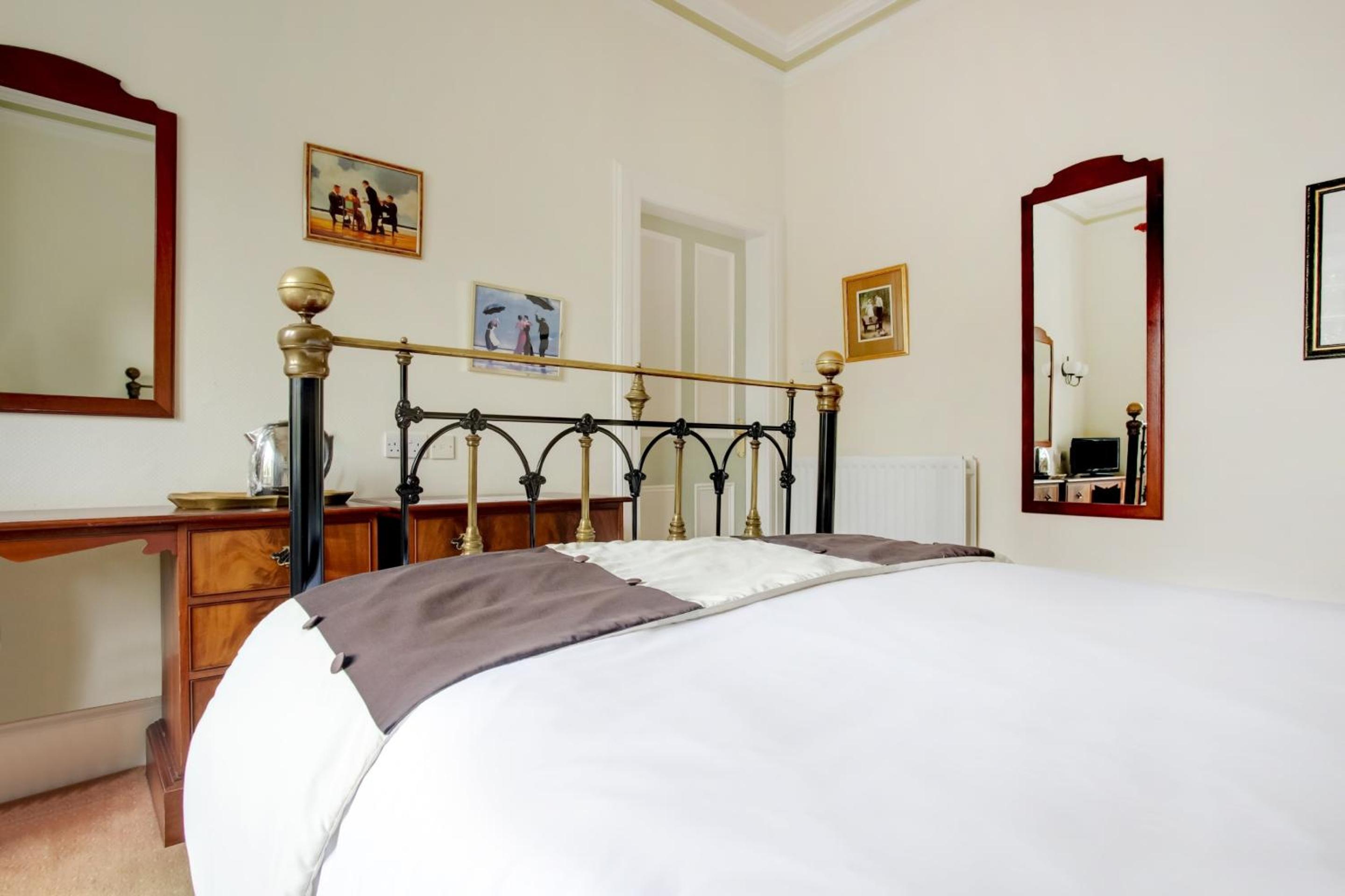 One-Bedroom Suite - Photo 2