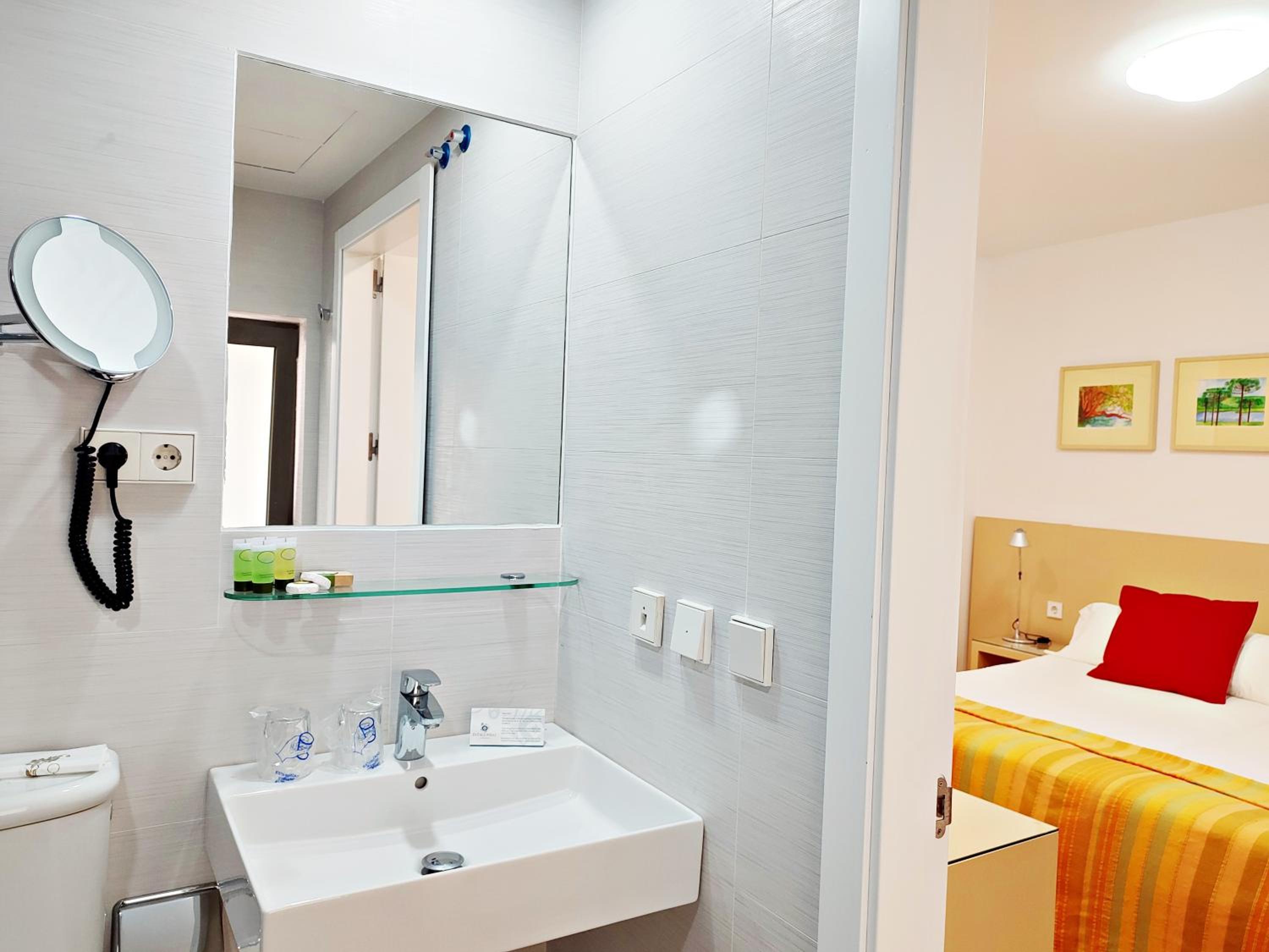 Standard Double or Twin Room - Photo 10