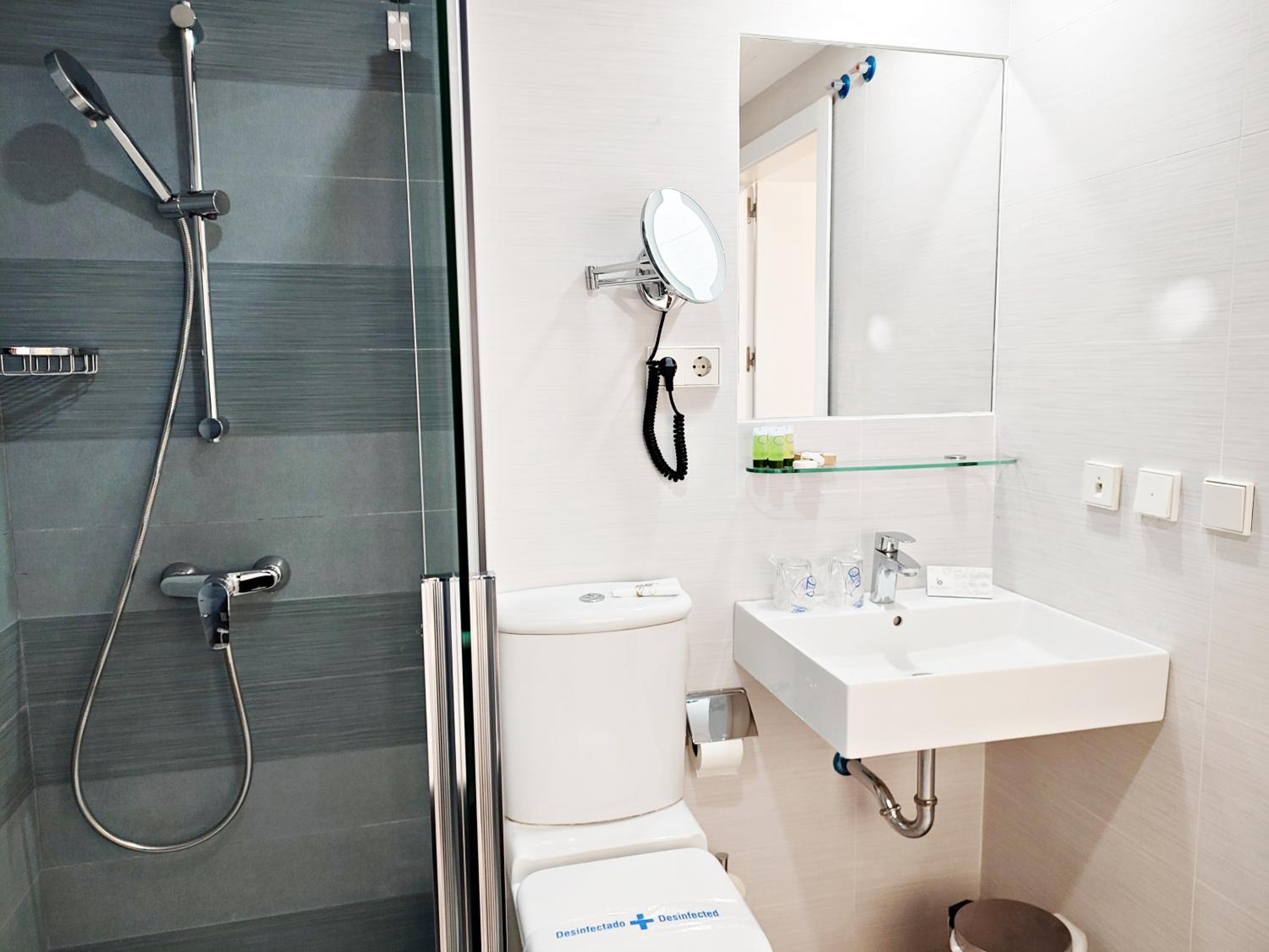 Standard Double or Twin Room - Photo 5