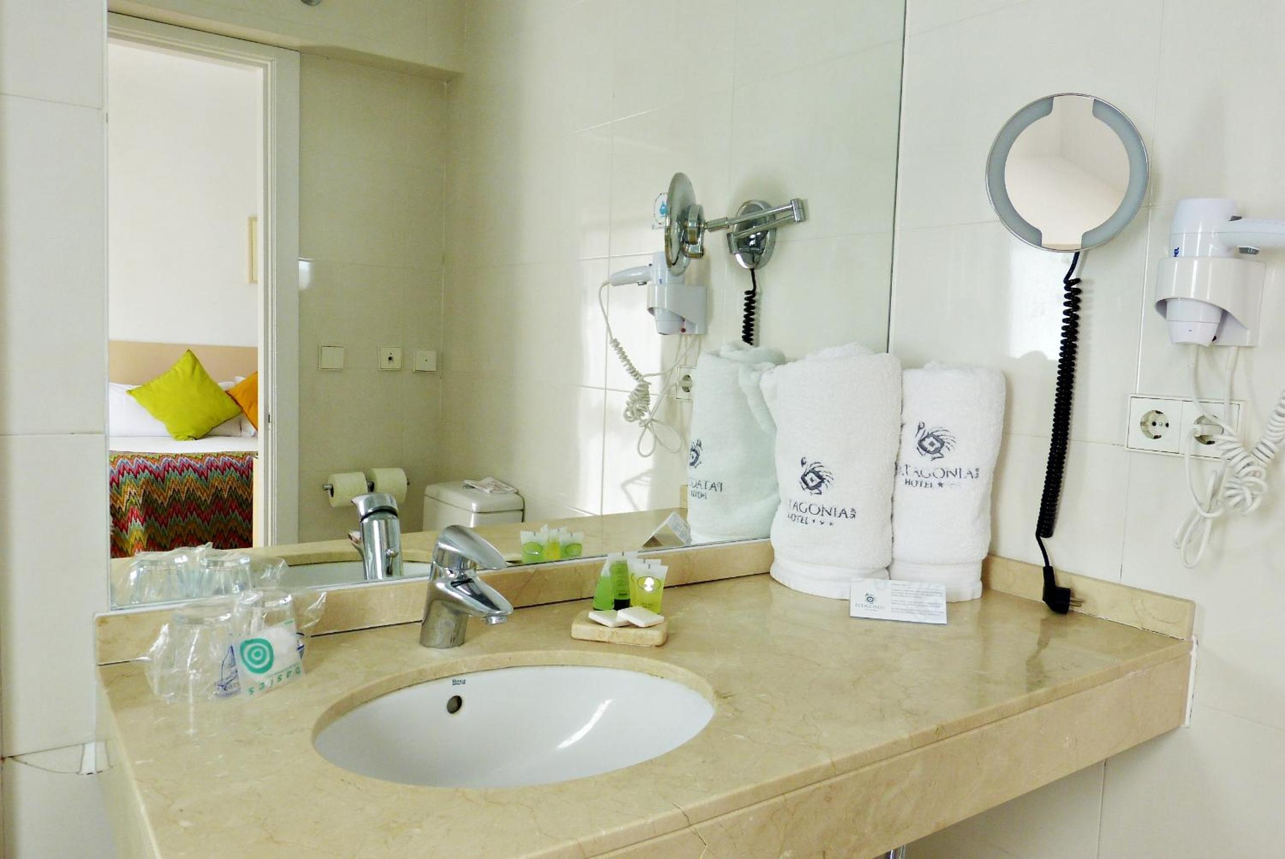 Standard Double or Twin Room - Photo 11