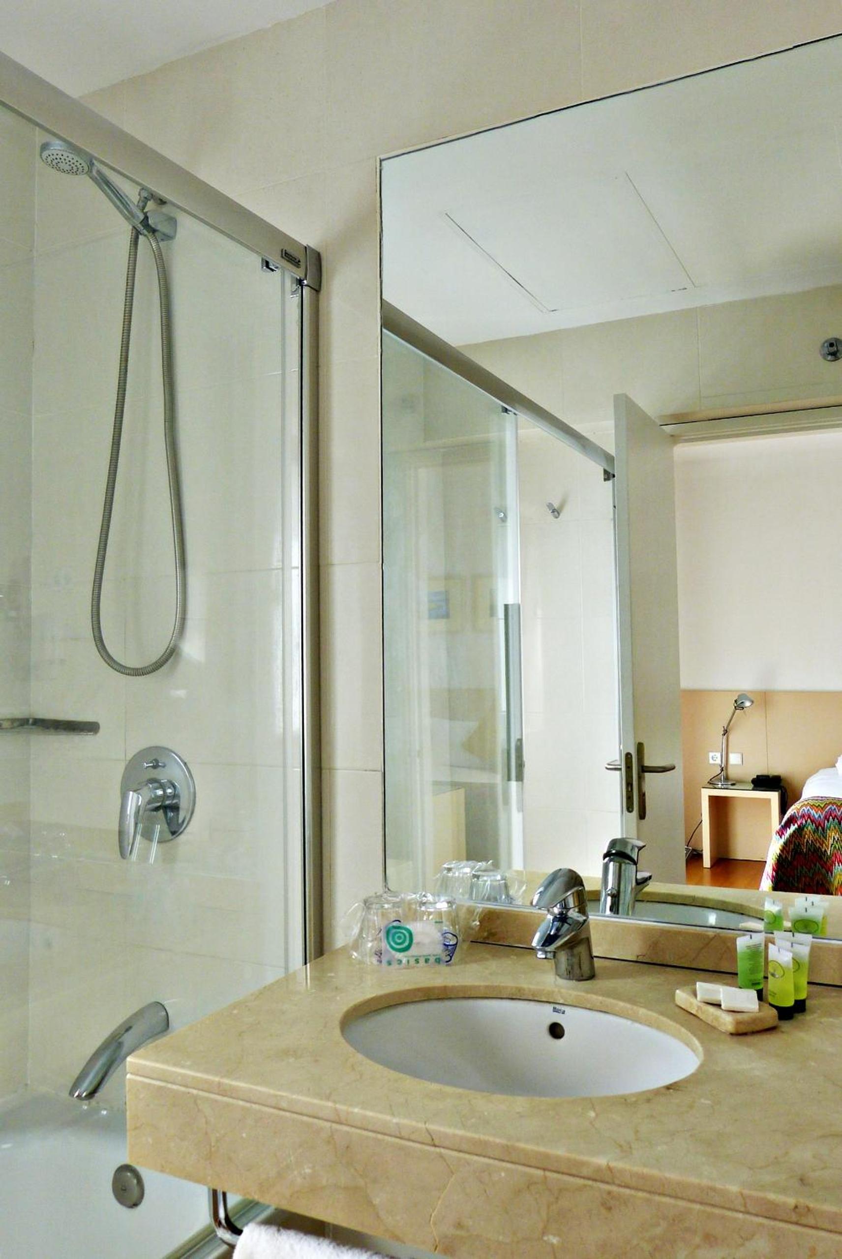 Standard Double or Twin Room - Photo 9