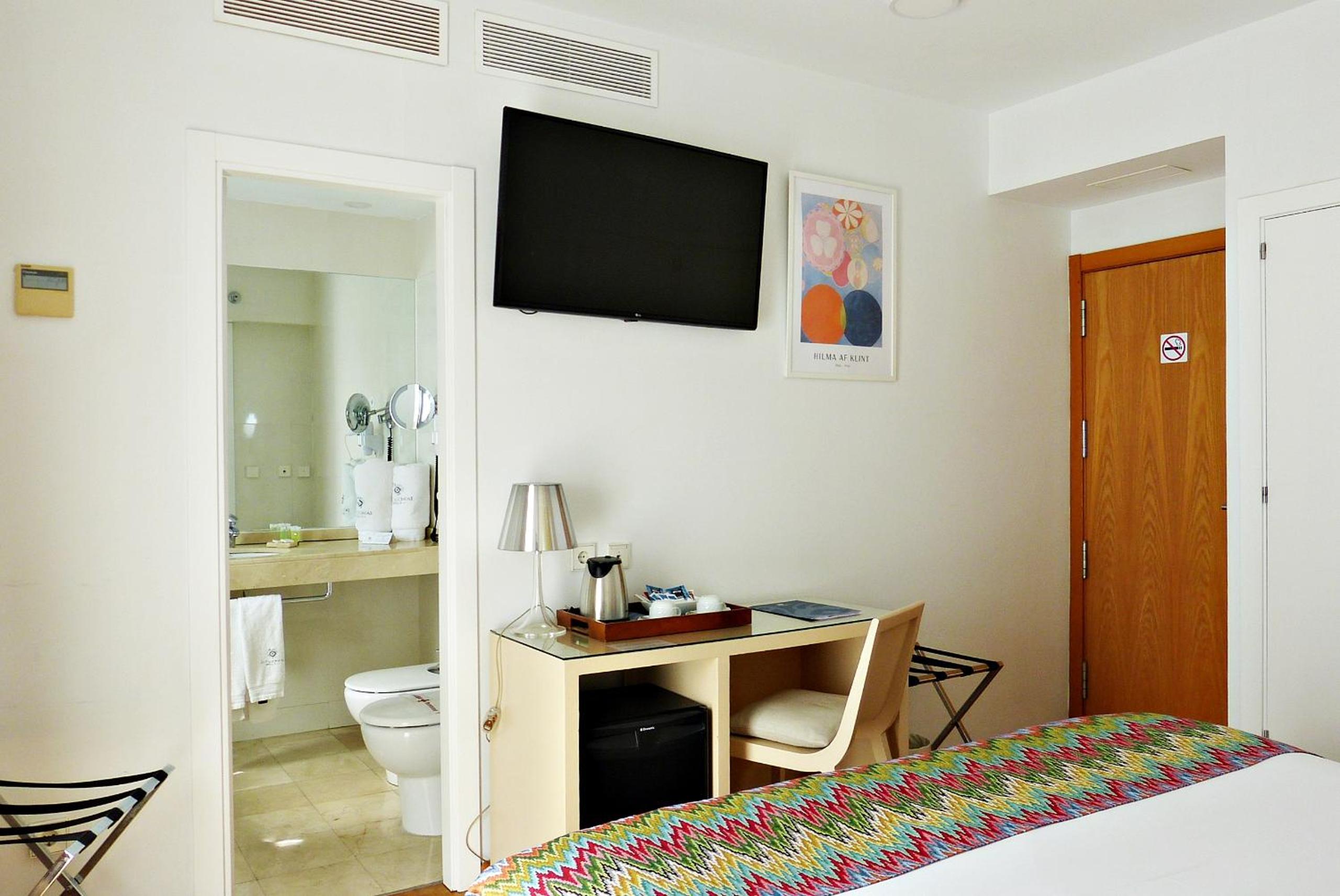 Standard Double or Twin Room - Photo 8