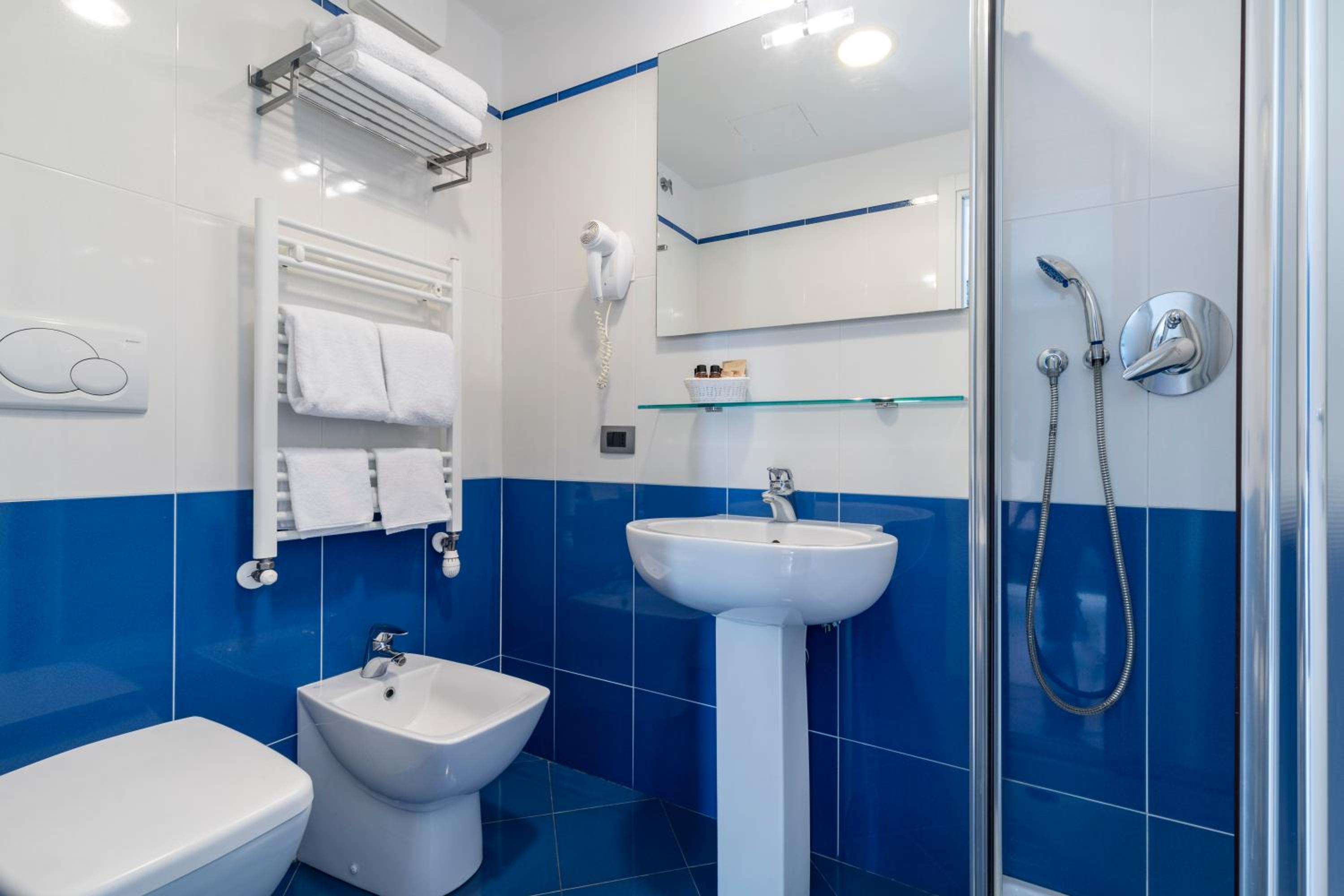 Standard Double or Twin Room - Photo 10